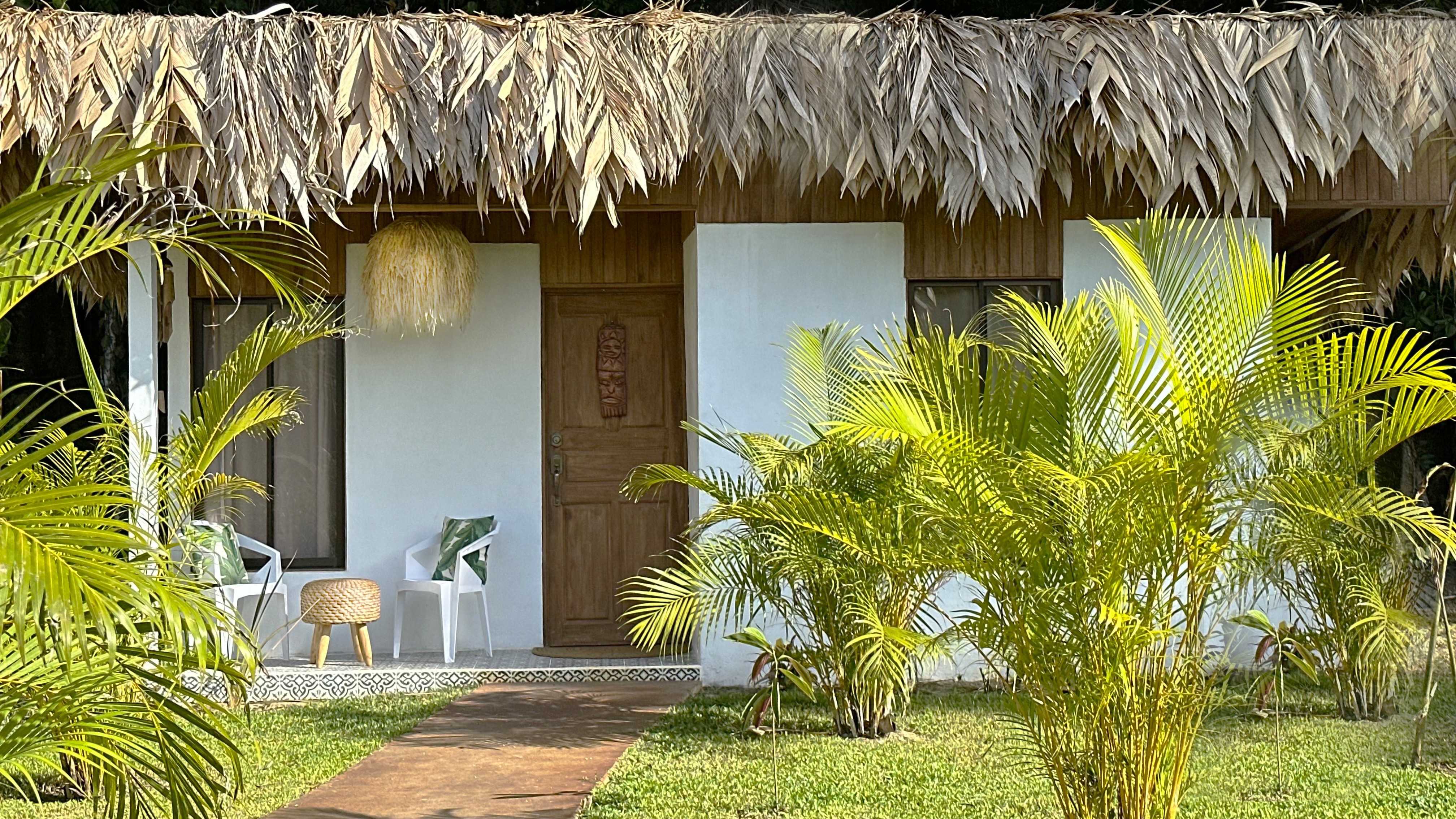 3 Min walk to Beach/Town! AC, TV, Fast WIFI, Gated