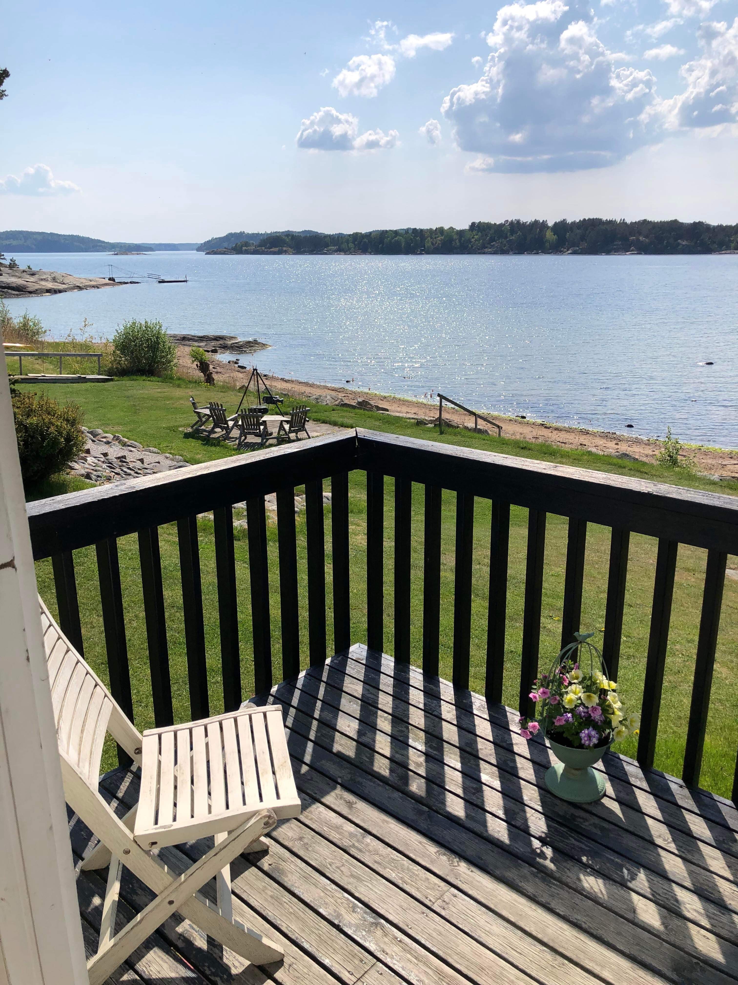 Cabin with beach plot by the sea