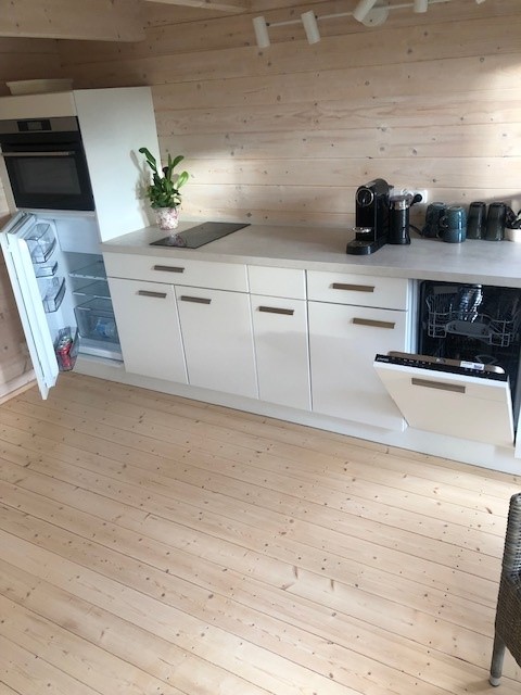 Exclusive winter heated log cabin, well equipped