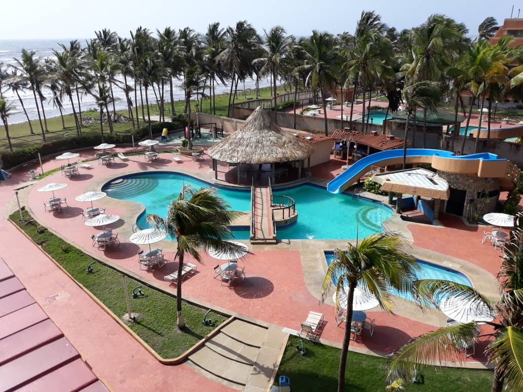 Spacious, comfy and close to town. Beach access.