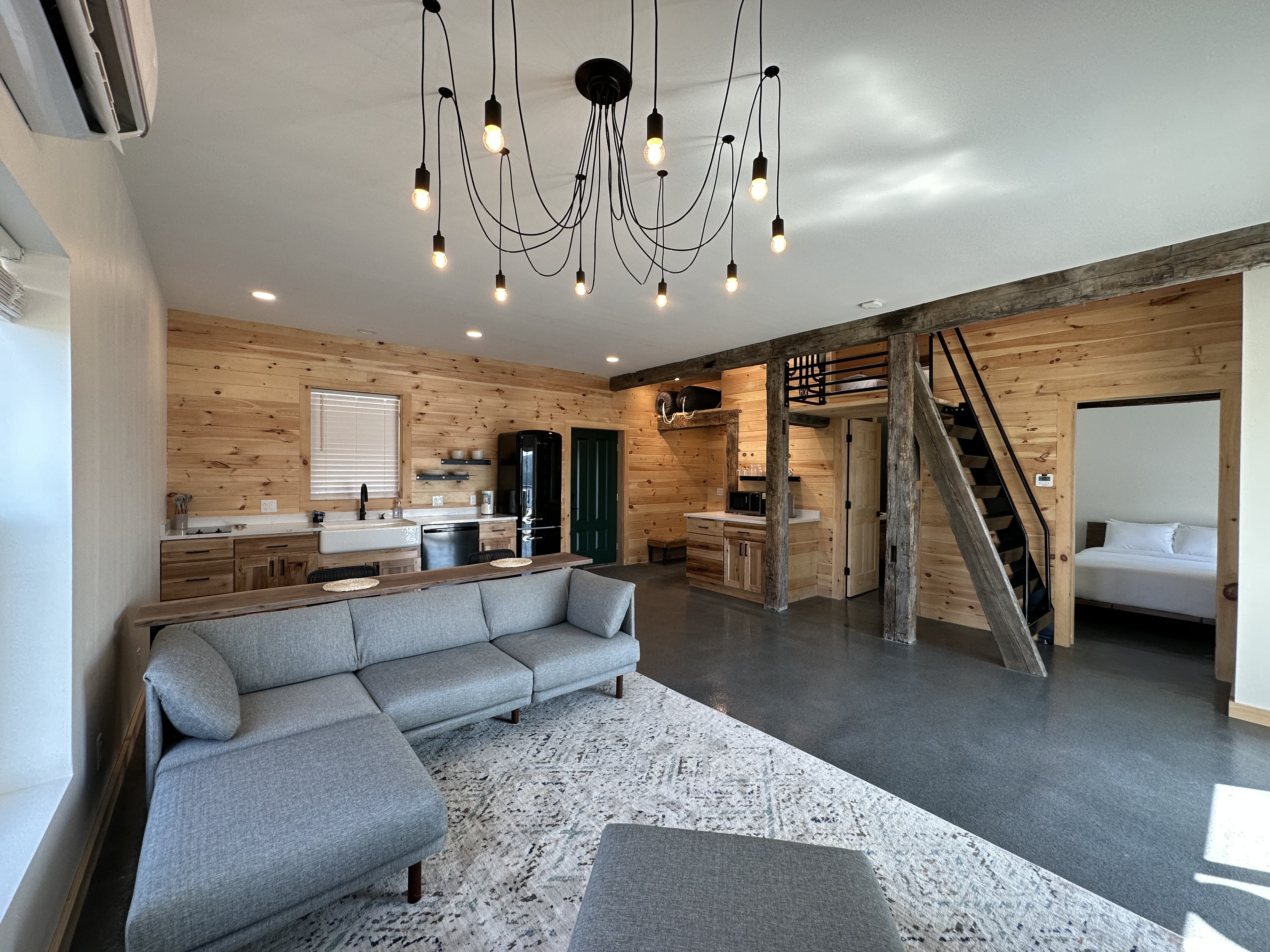 Hot Tub w/Lake Views & Fast Wi-Fi