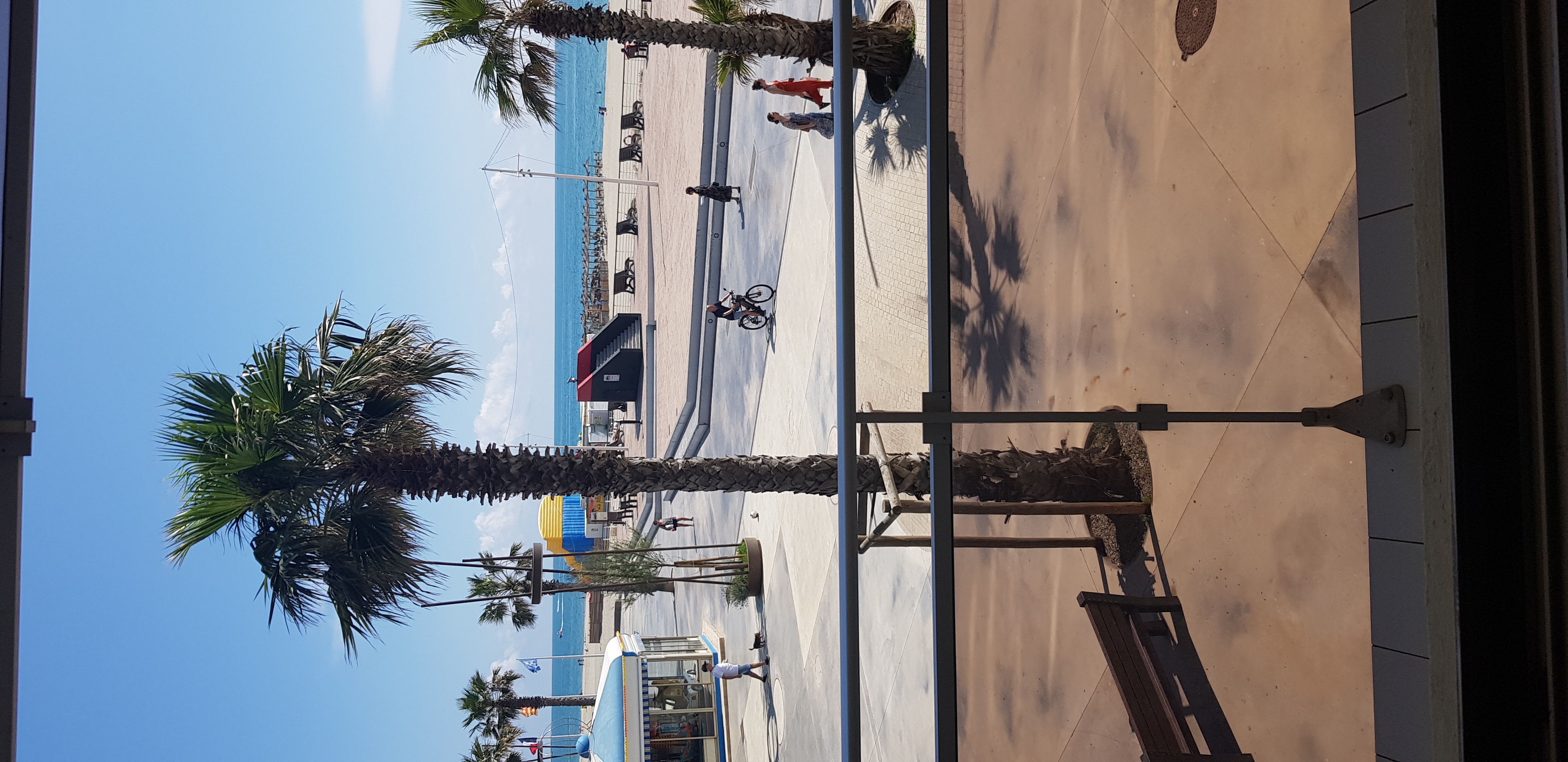 2 rooms A/C. 2/4 pers. Sea views. Direct beach