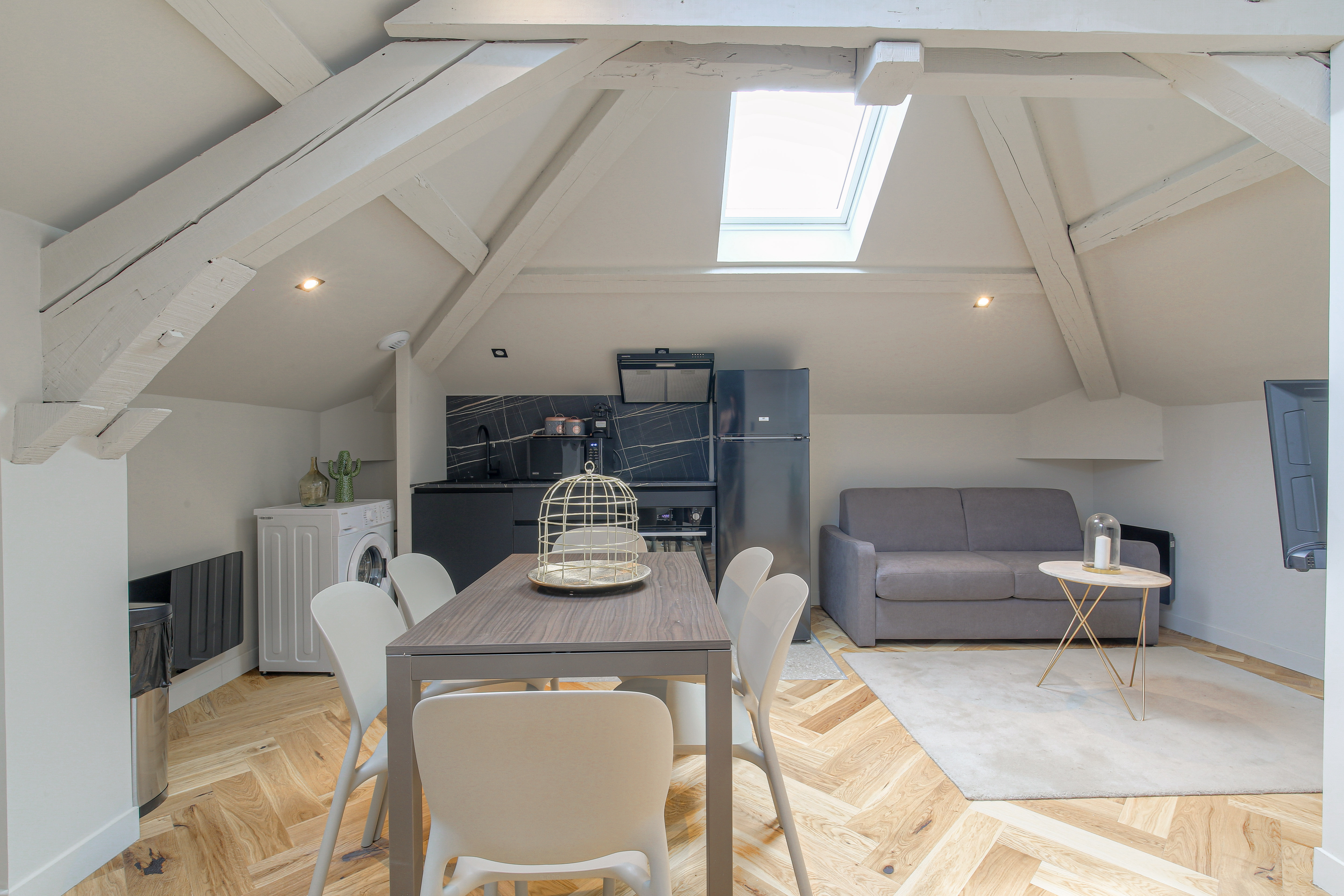 Great two-beds apartment, well-equipped, Ecully