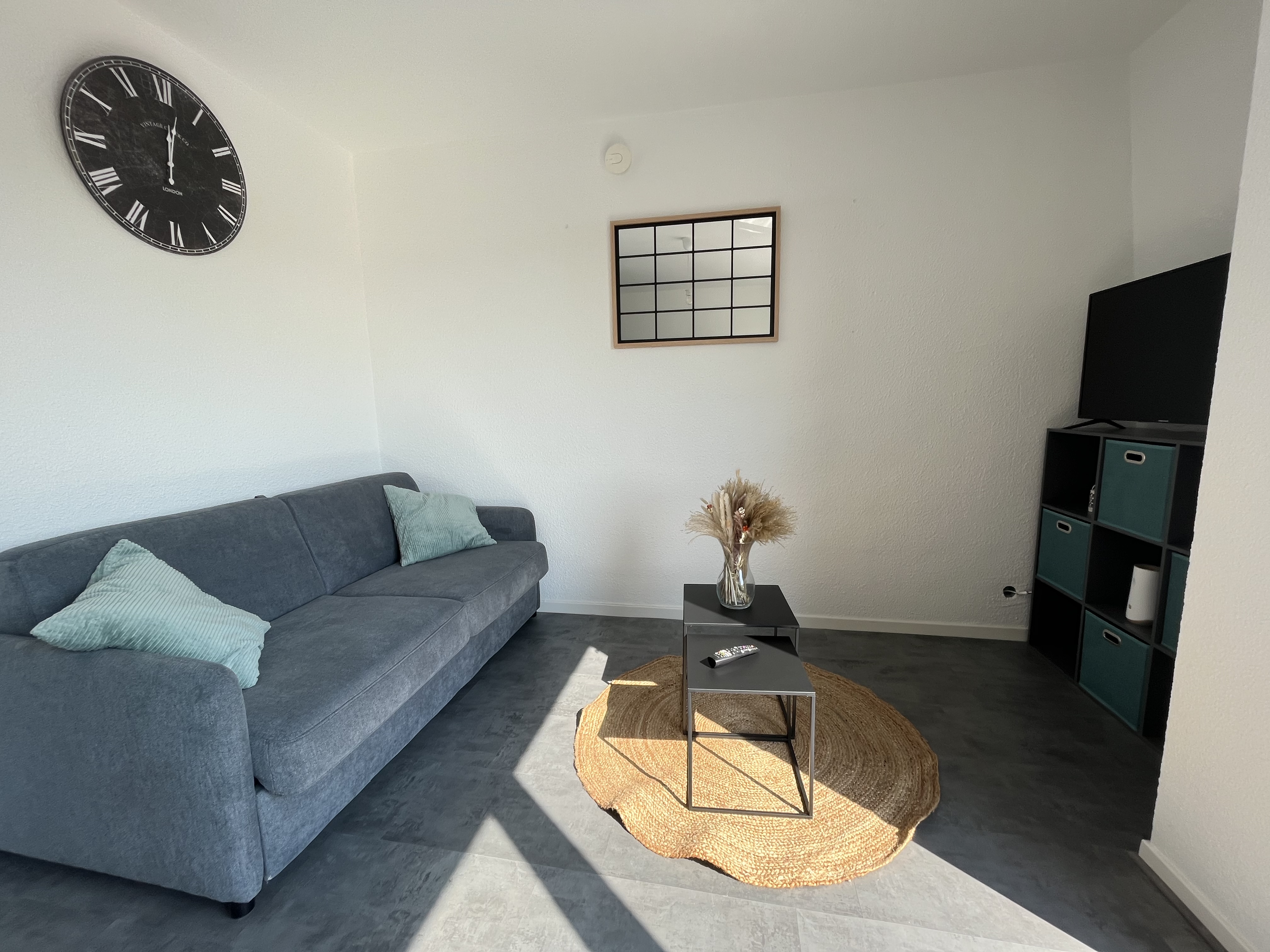 Studio 4 people close to the sea