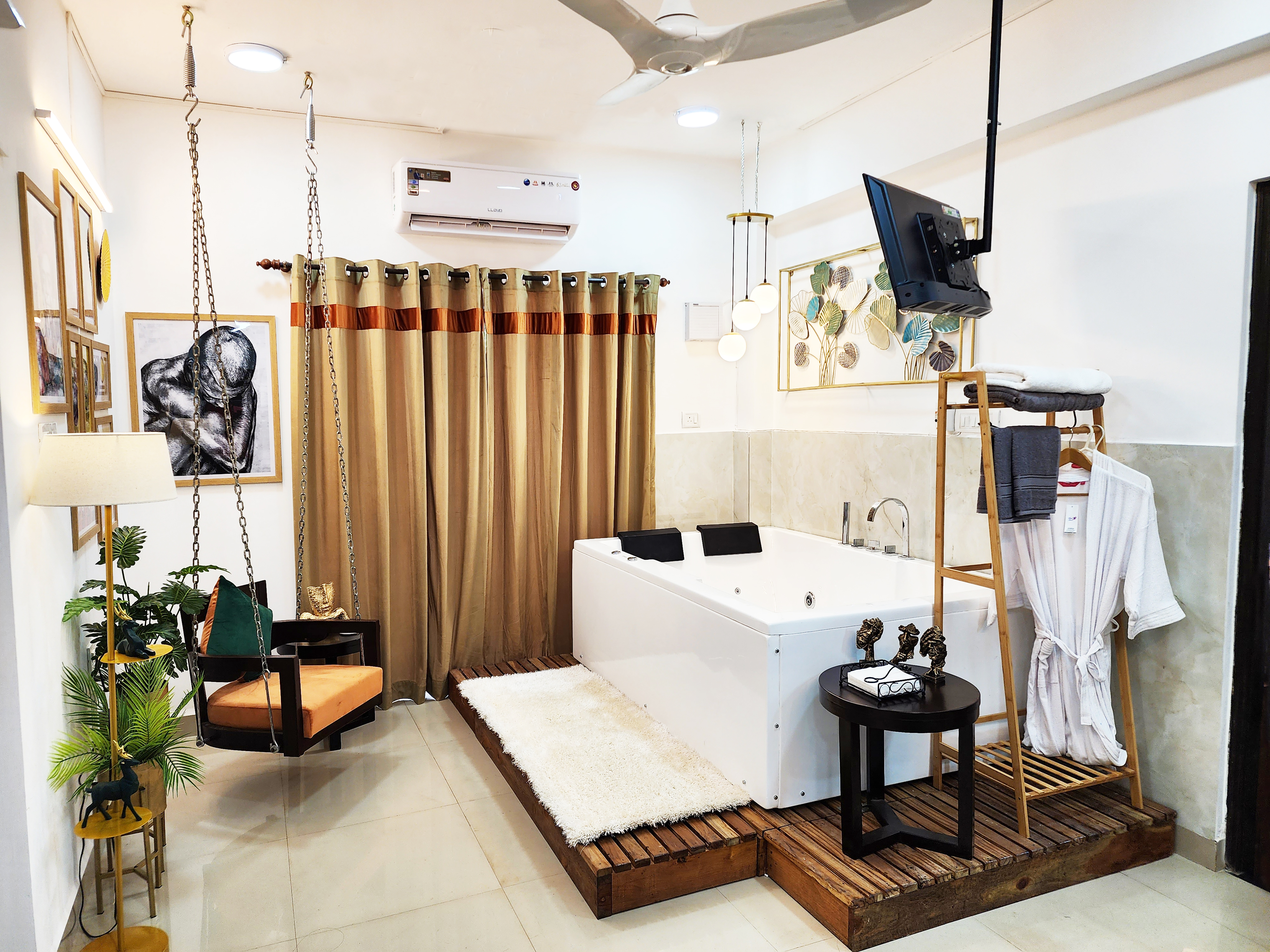 Artistic 1BHK Suite Assagao w/ Jacuzzi Spa Tub (1)