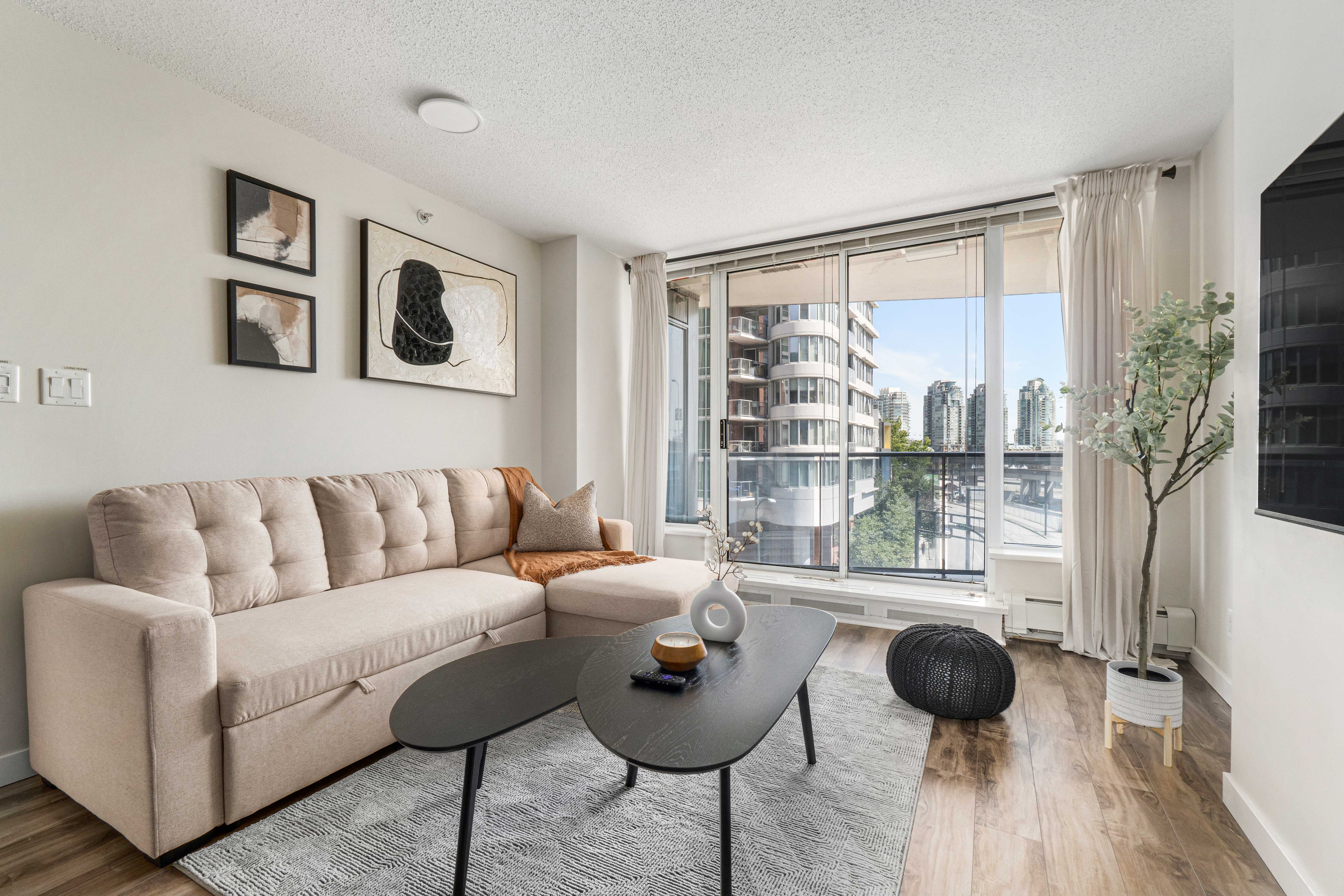 Downtown 2-Bed Condo with Pool, Sleeps 6