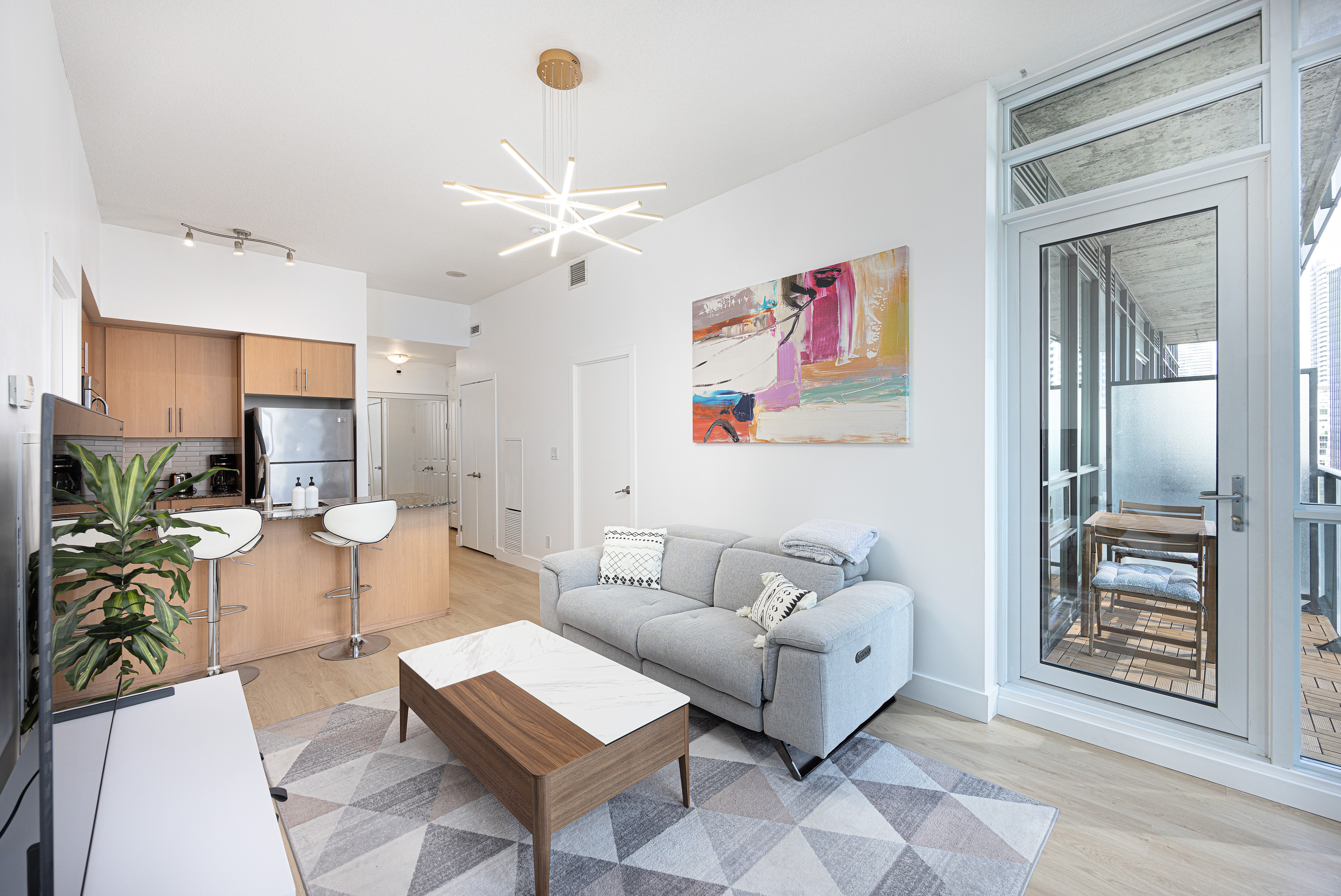 3 Bedroom 2 Bath + Free Parking/ Union Station