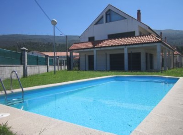 Flat 5 min drive from beach