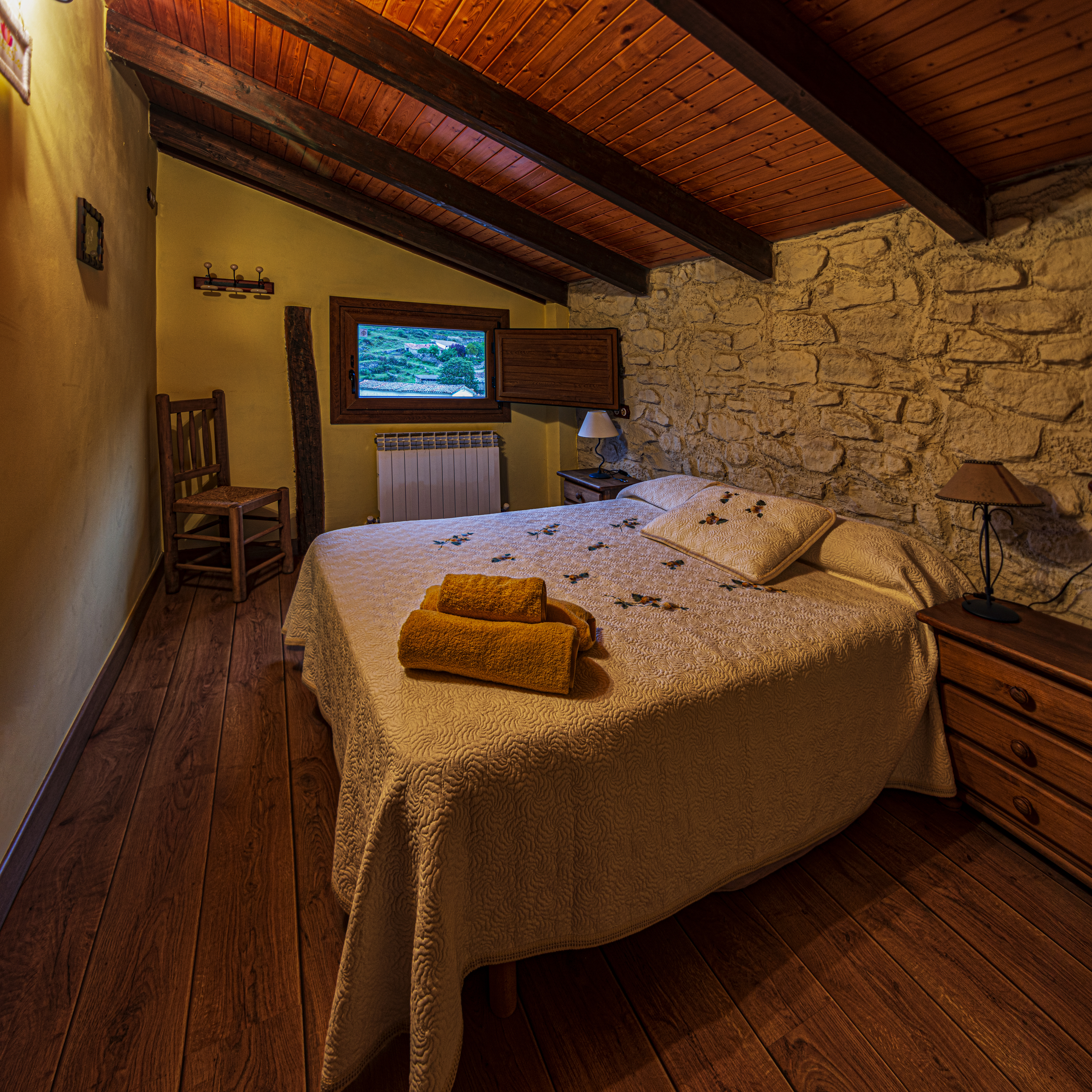 All three mountains, room. Lastra