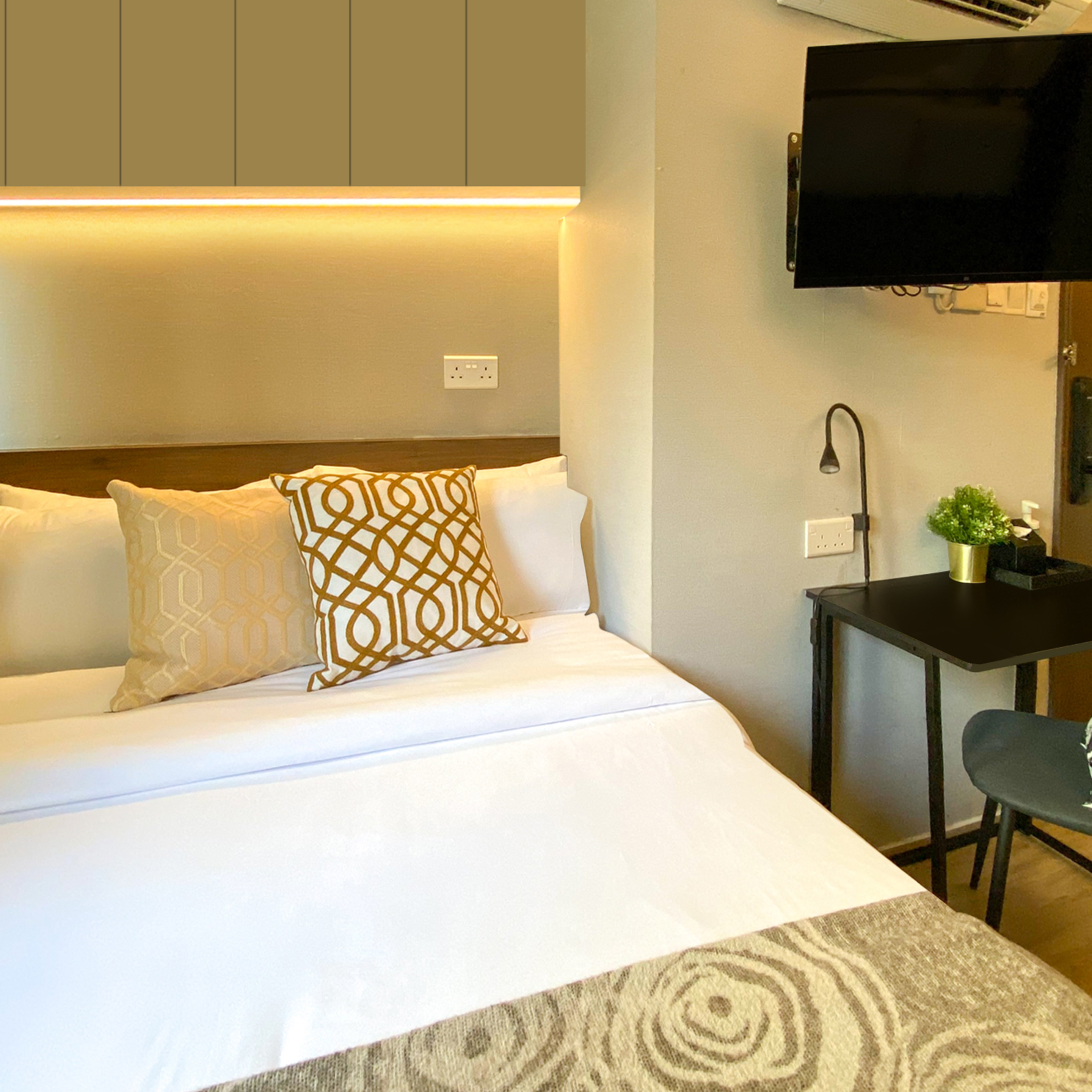 Double,private bathroom,2 mins walk to Bugis MRT