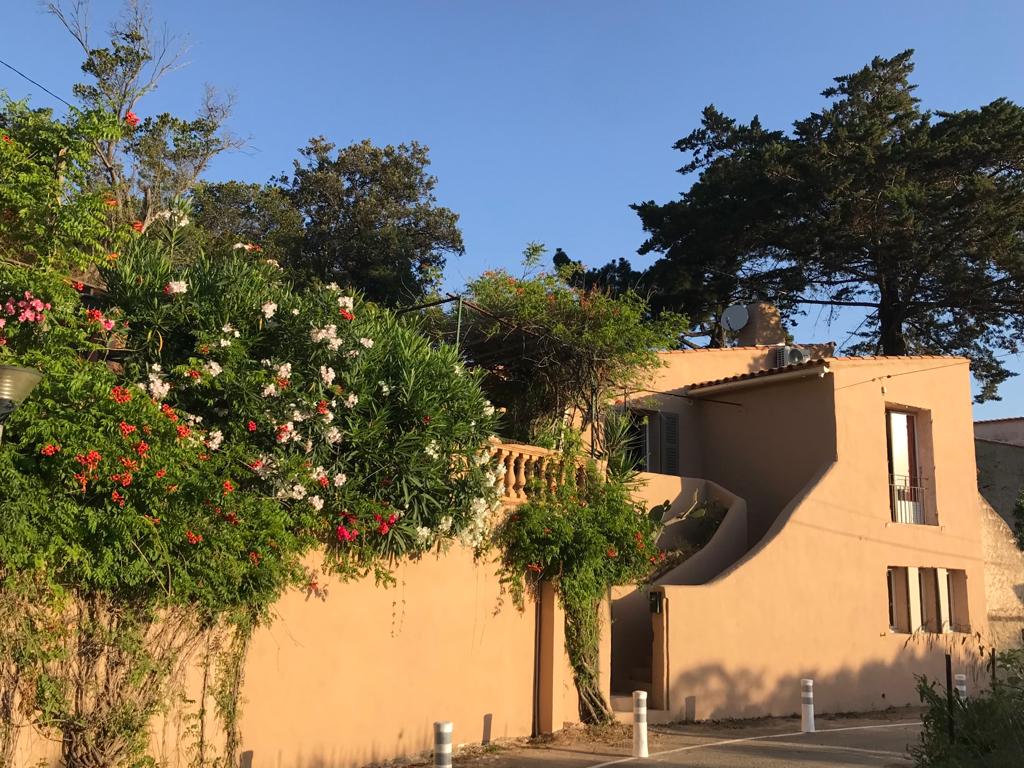 House with garden, mare e sole