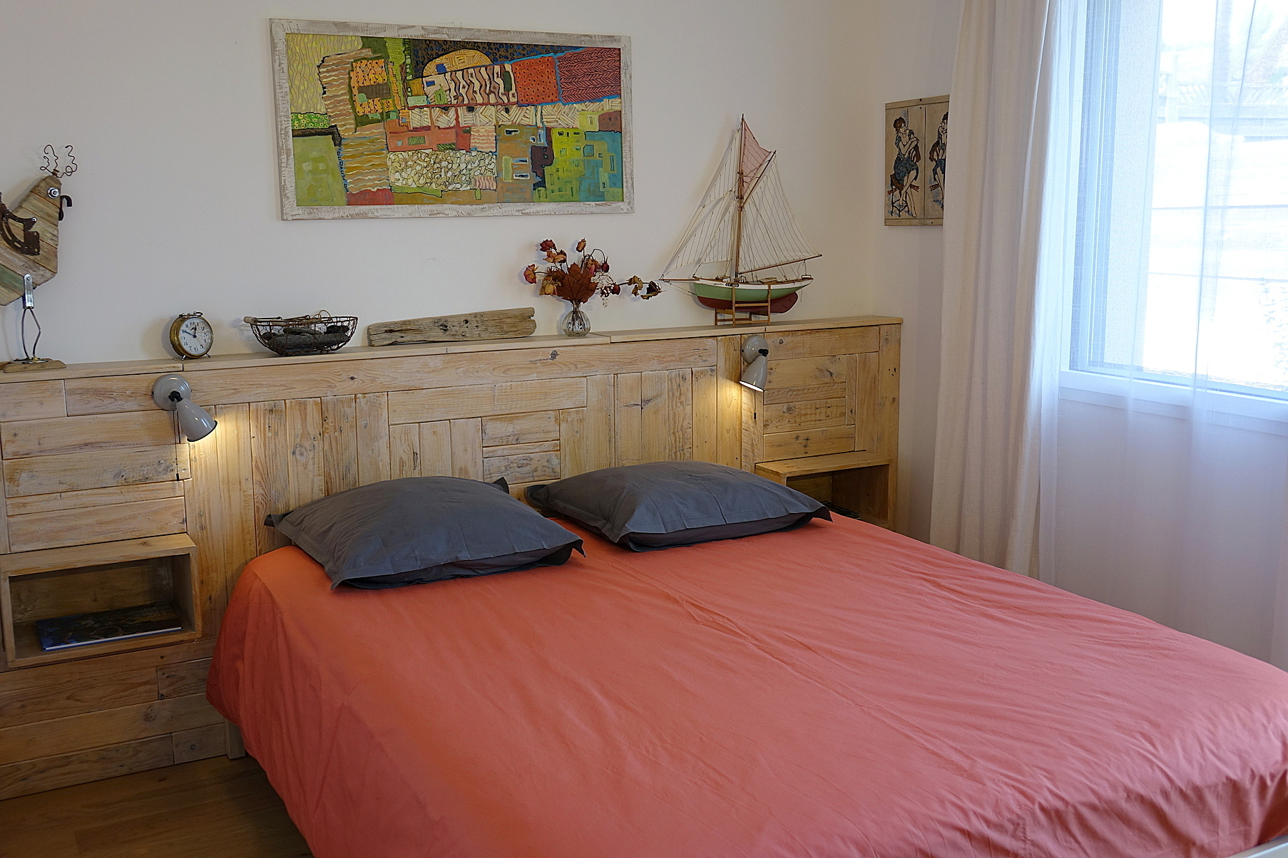 Independent bedroom + shower room, cove 1 km