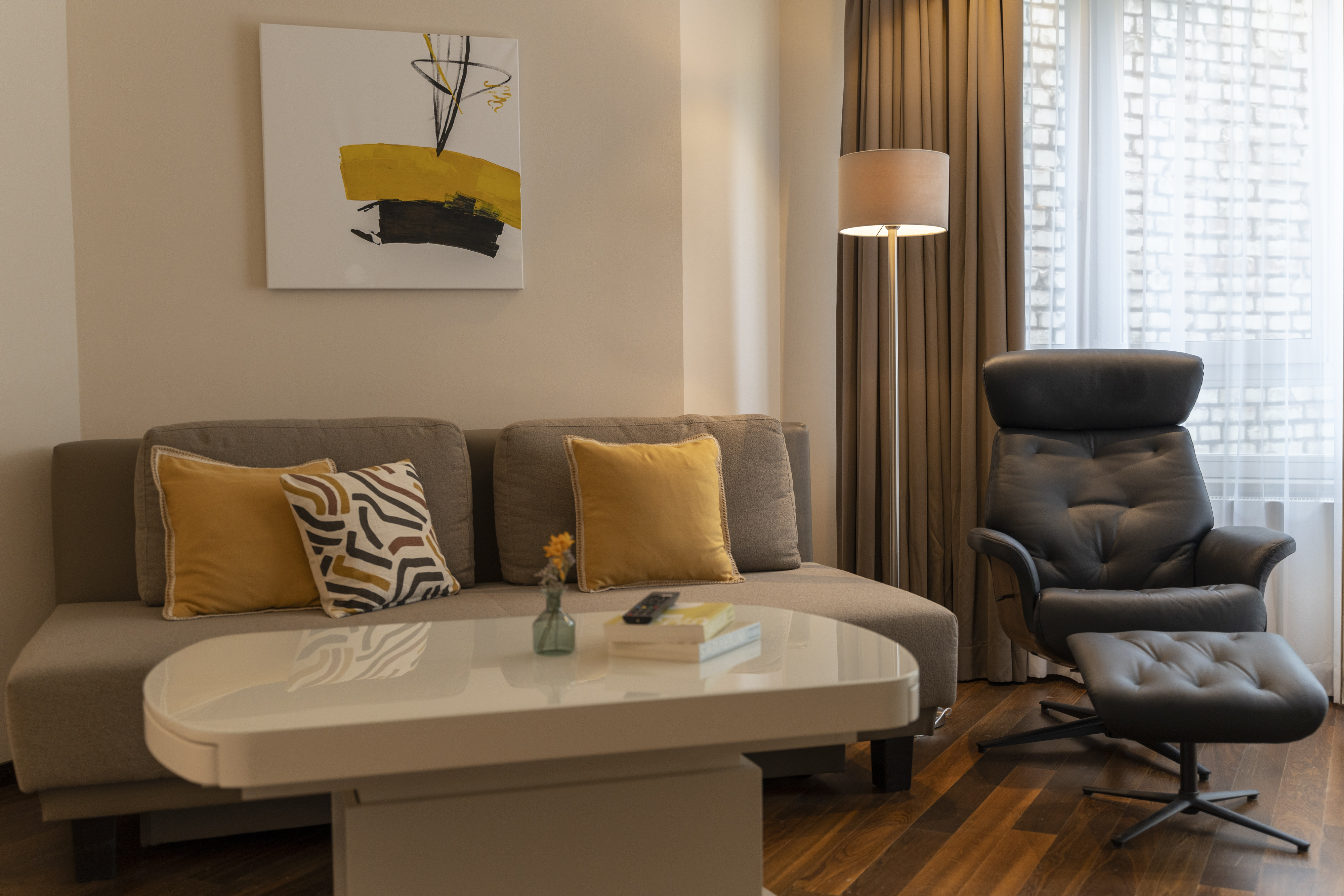 Apartment mit Balkon (yellow)