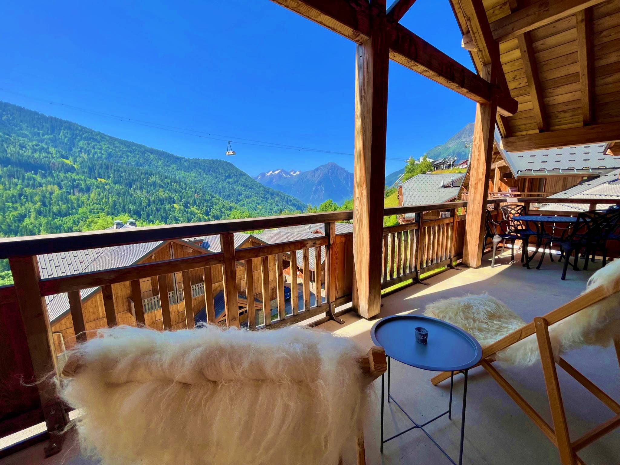 Central Vaujany - sleeps 5, two bed ski apartment