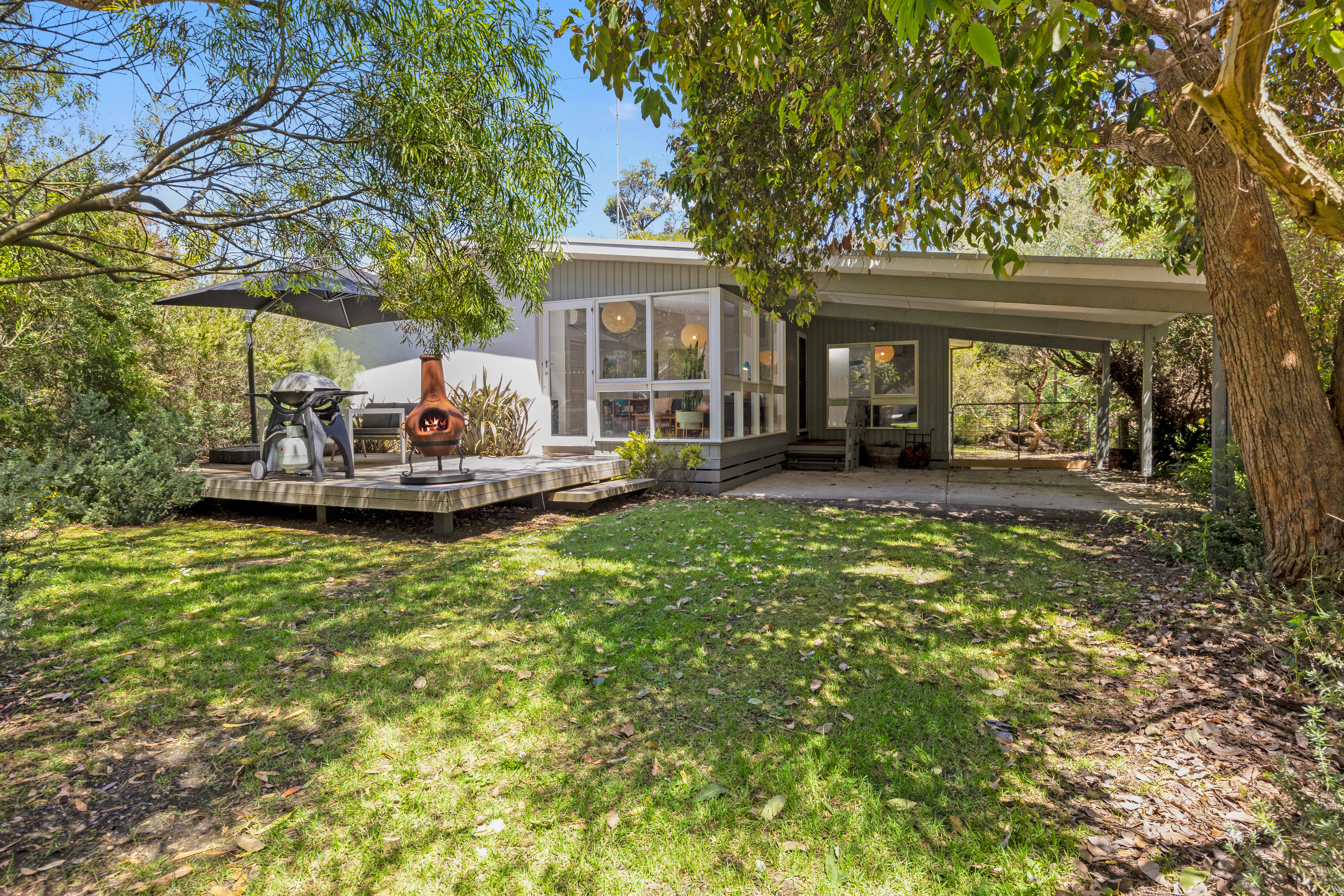 100m to the surf beach; linen & WIFI included!