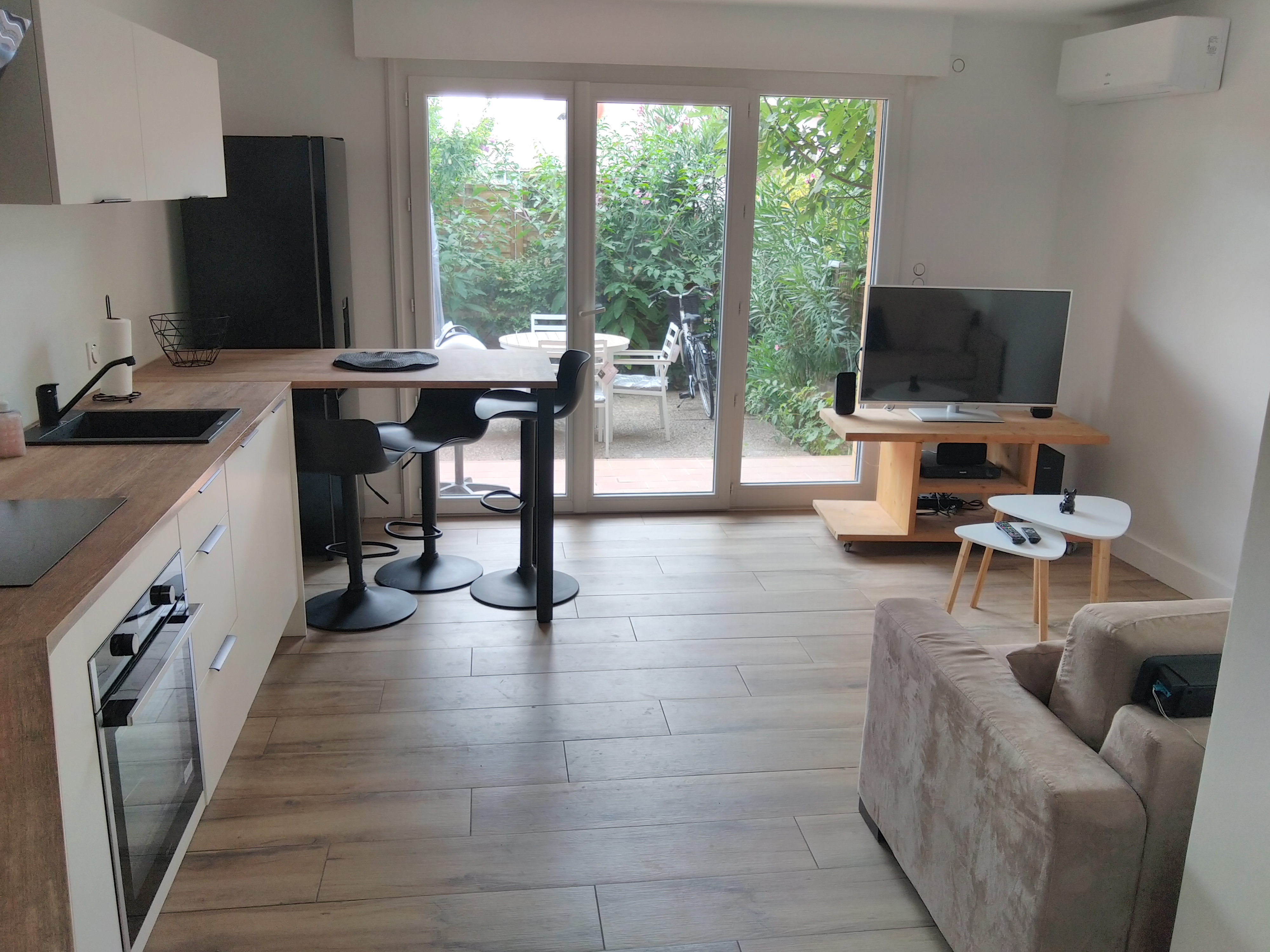 Beautiful renovated apartment, center, quiet, bright, garden