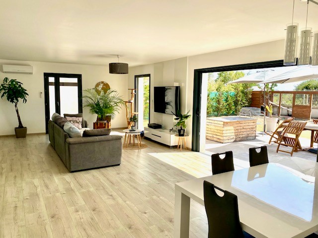 100m² air-conditioned villa on Mèze
