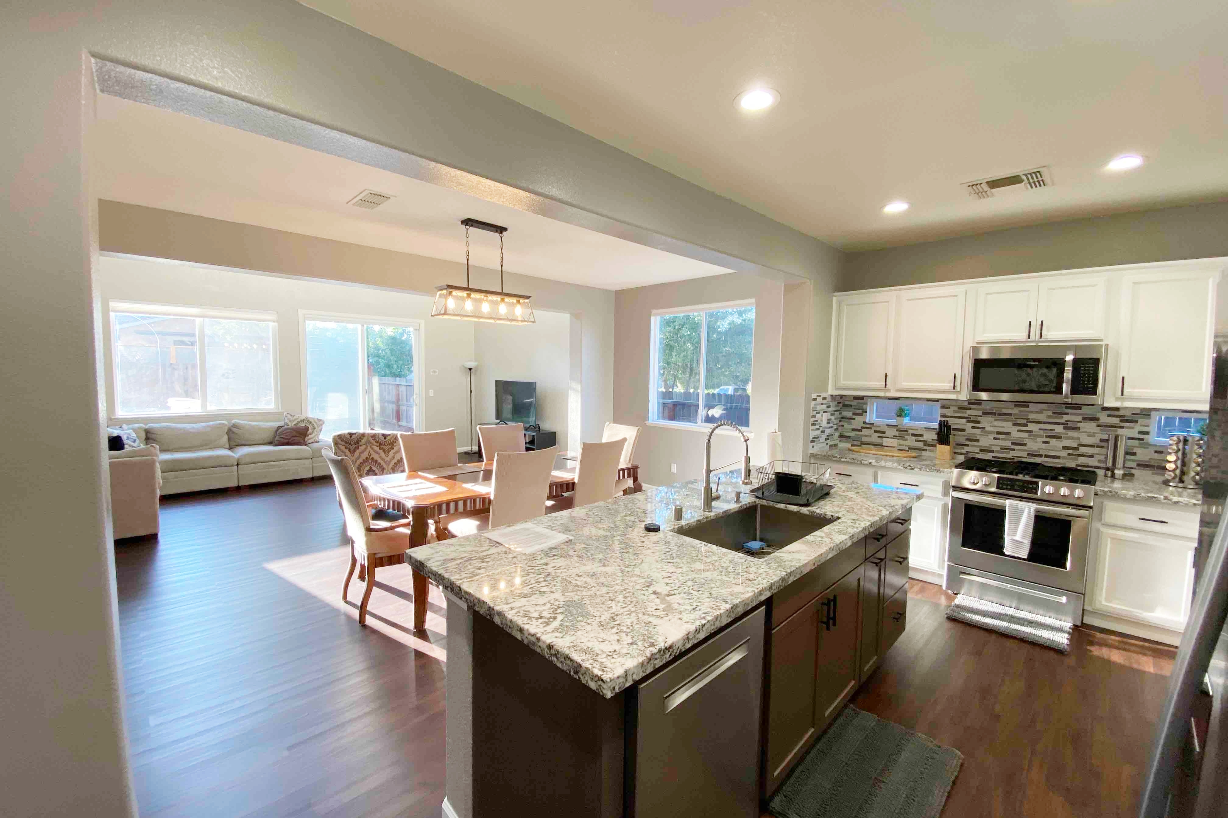 Newly Renovated Family-Friendly 4BD/3BA Retreat!