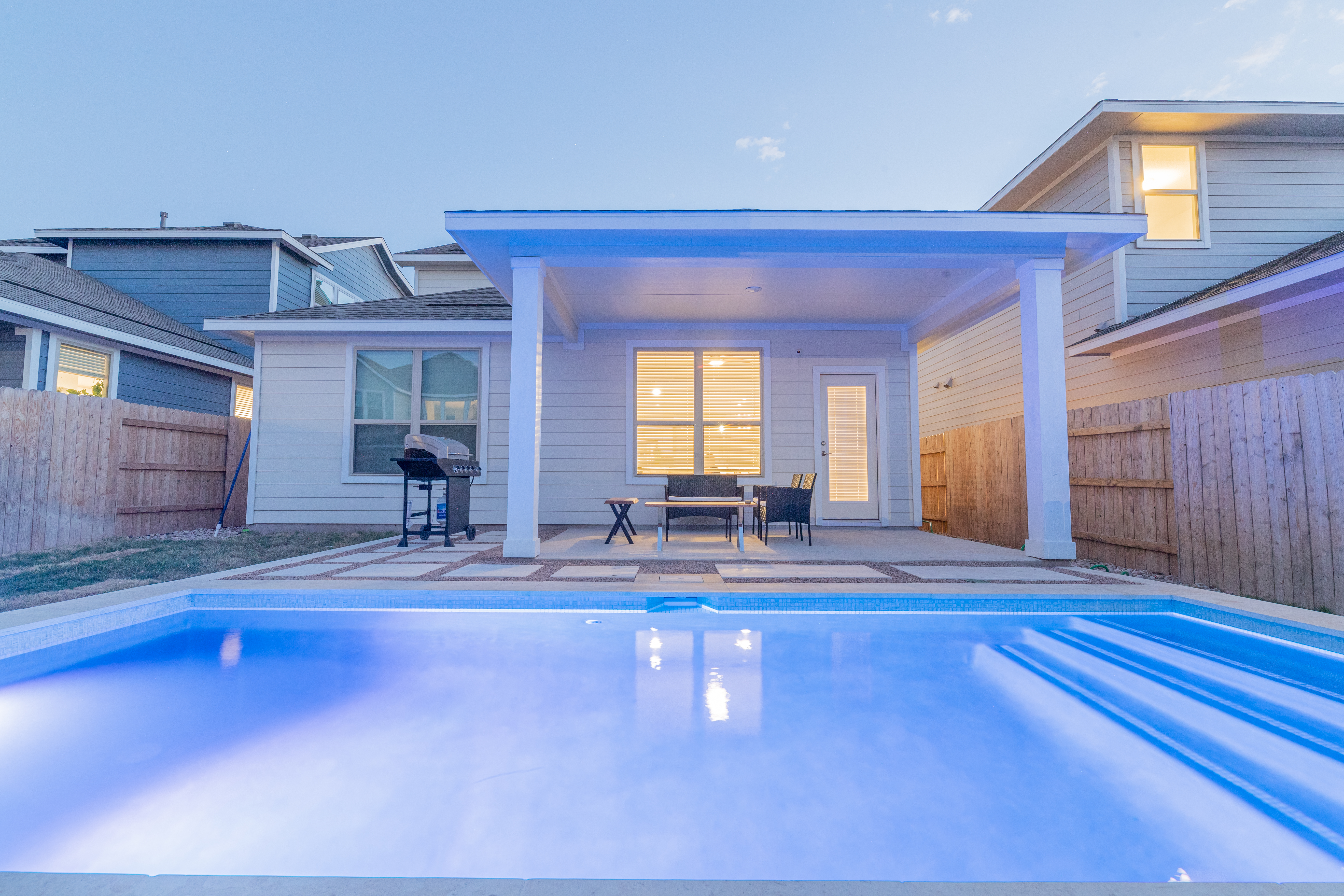 4BR/3.5BH Private Pool: 5M Airport, F1 & 2300 Sqft in 78744, Austin