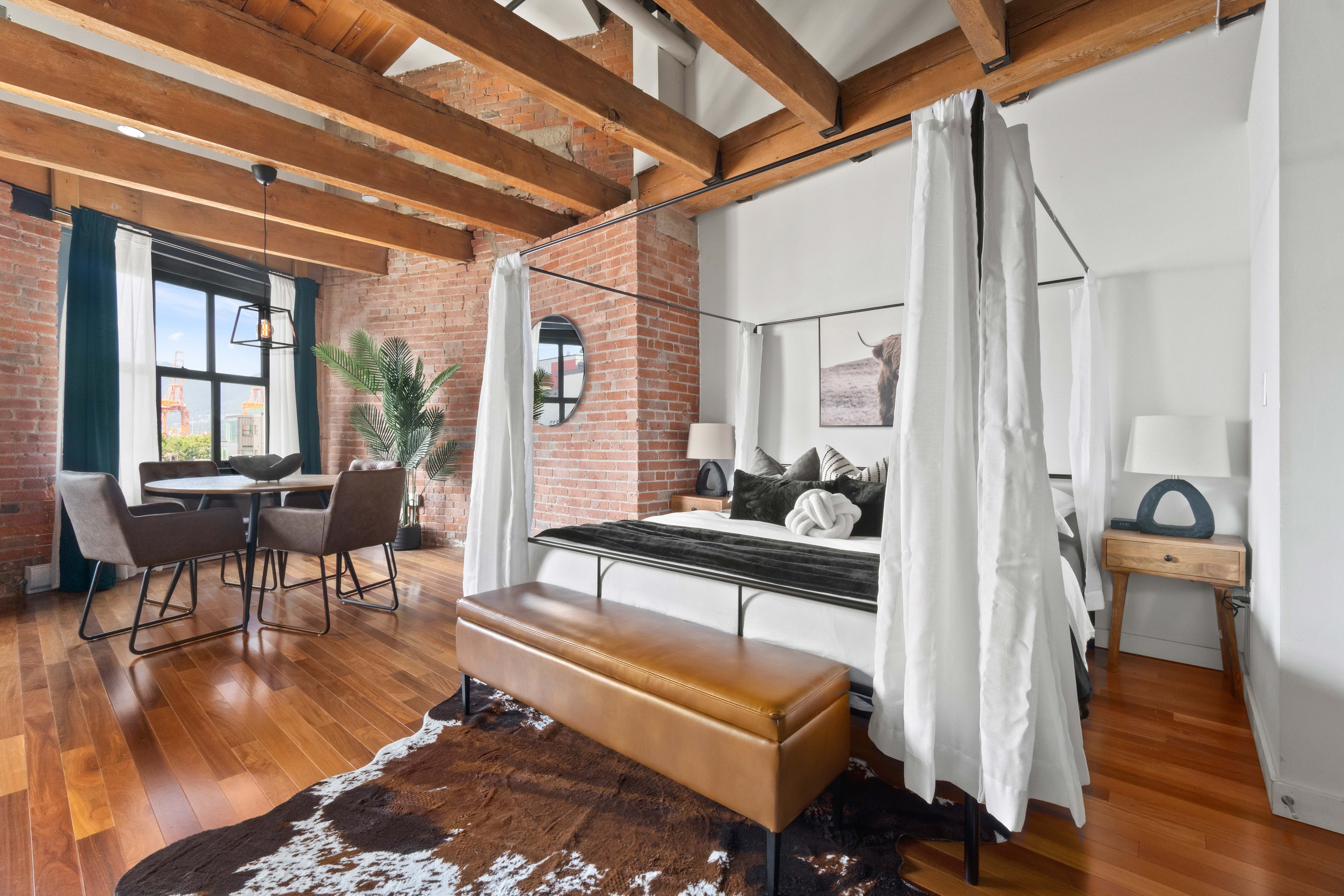 Gastown Stylish Urban Retreat/King/Sofa Bed/Sleep4