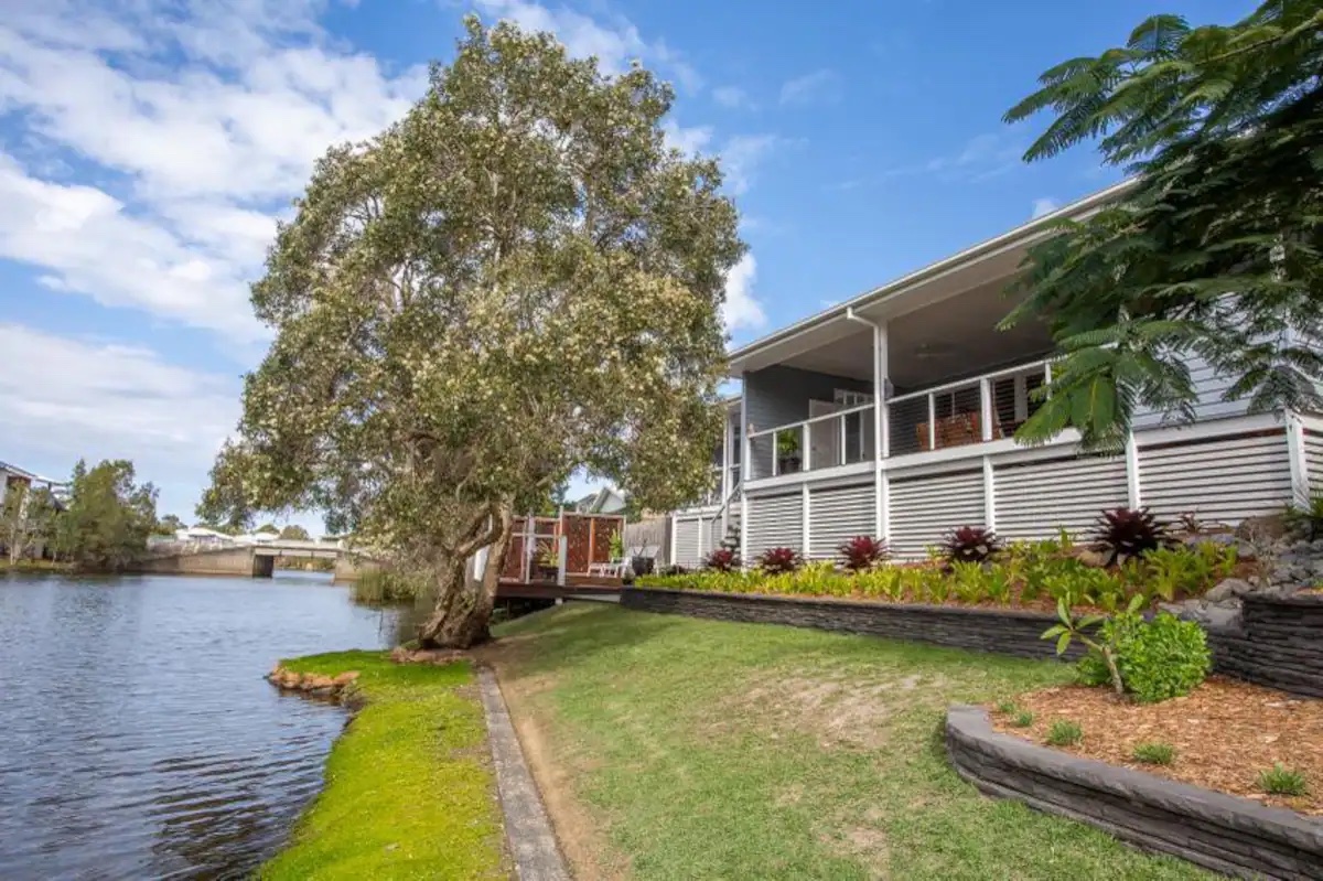 'Ginibi' - Stunning lakefront home. Walk to beach