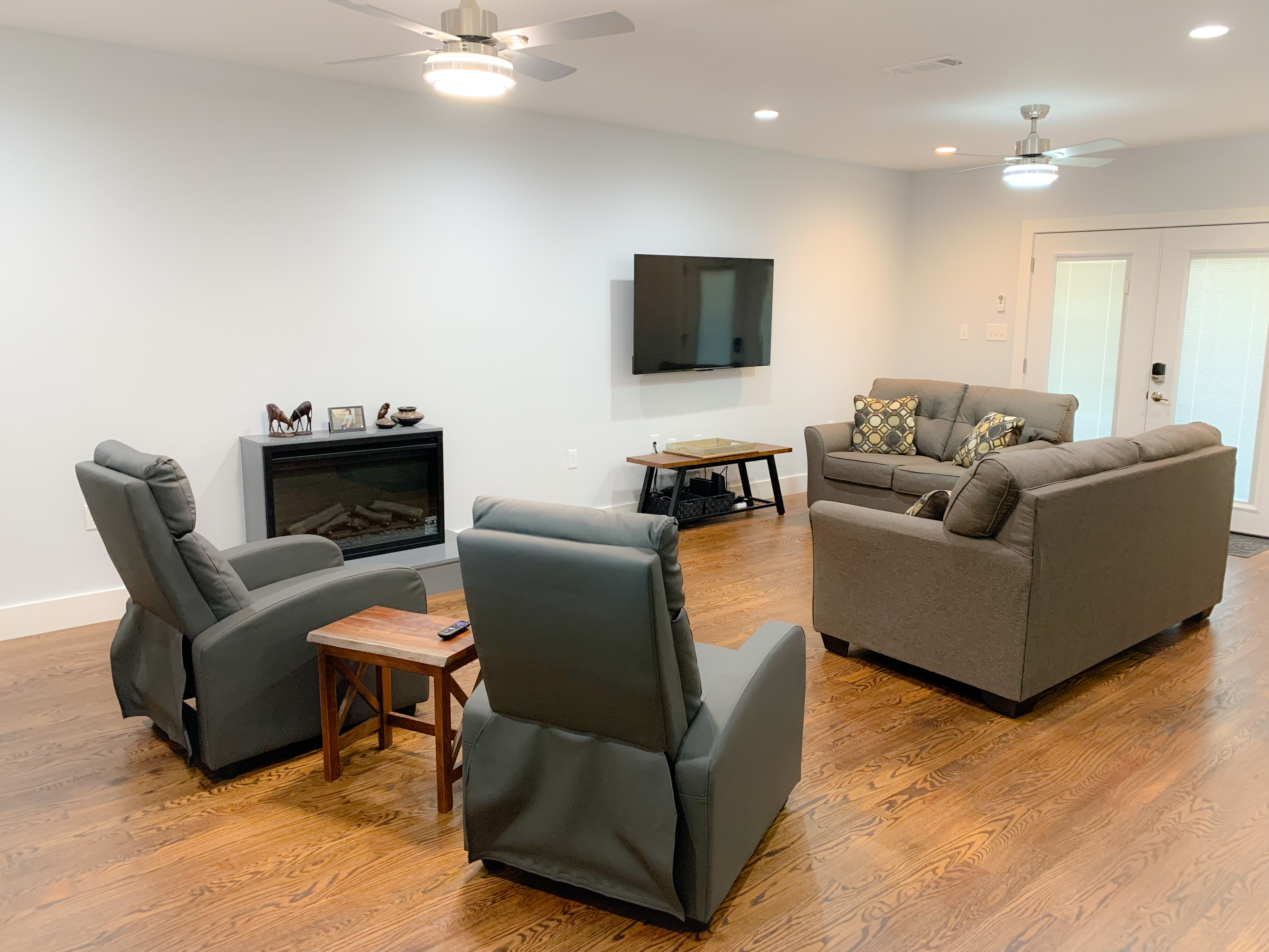 Modern Hyde Park Bungalow 2BR 2.5BA w/PKNG+EV CHGR in 78751, Austin