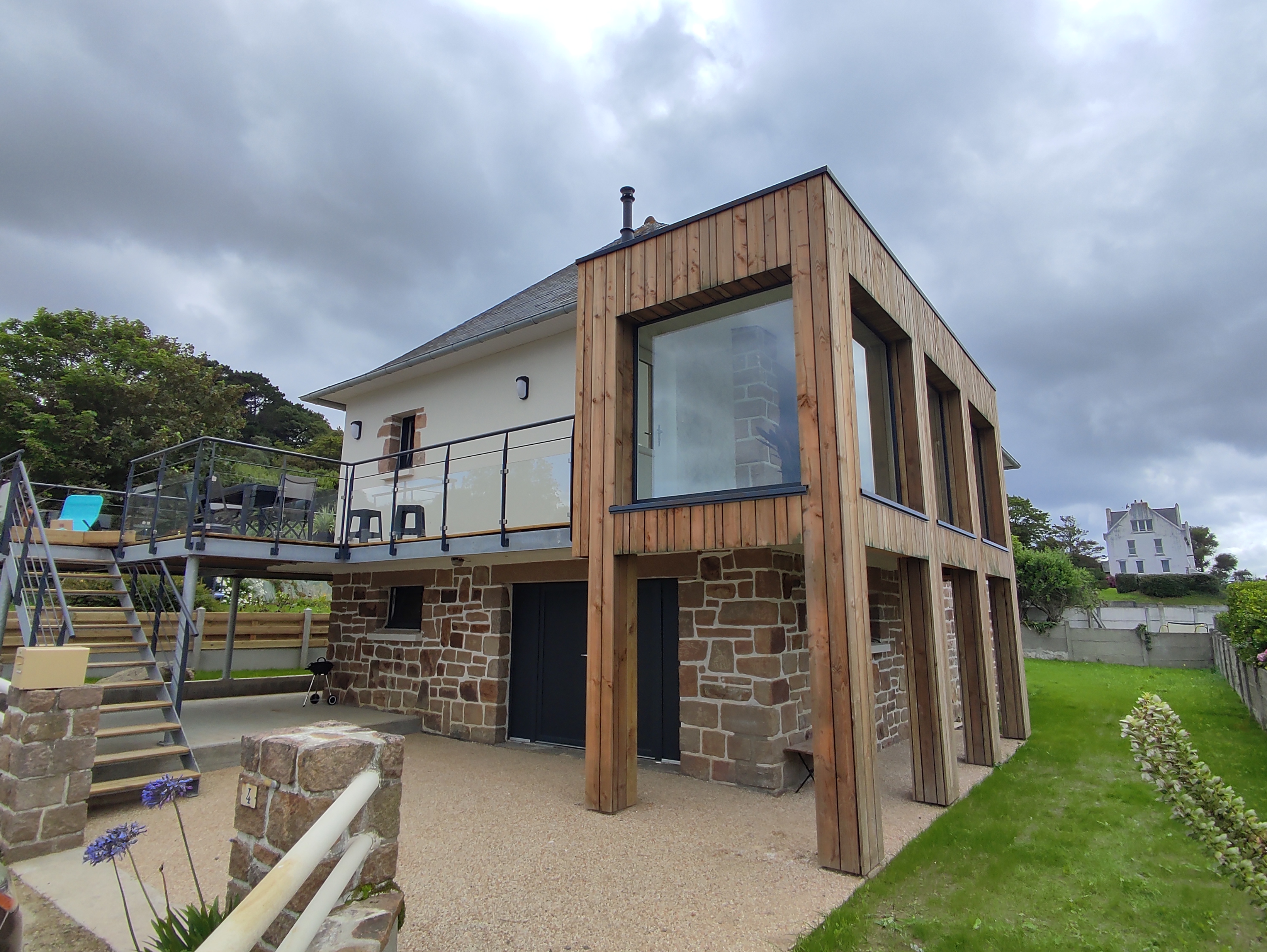 Exceptional House on Primel with your feet in the water