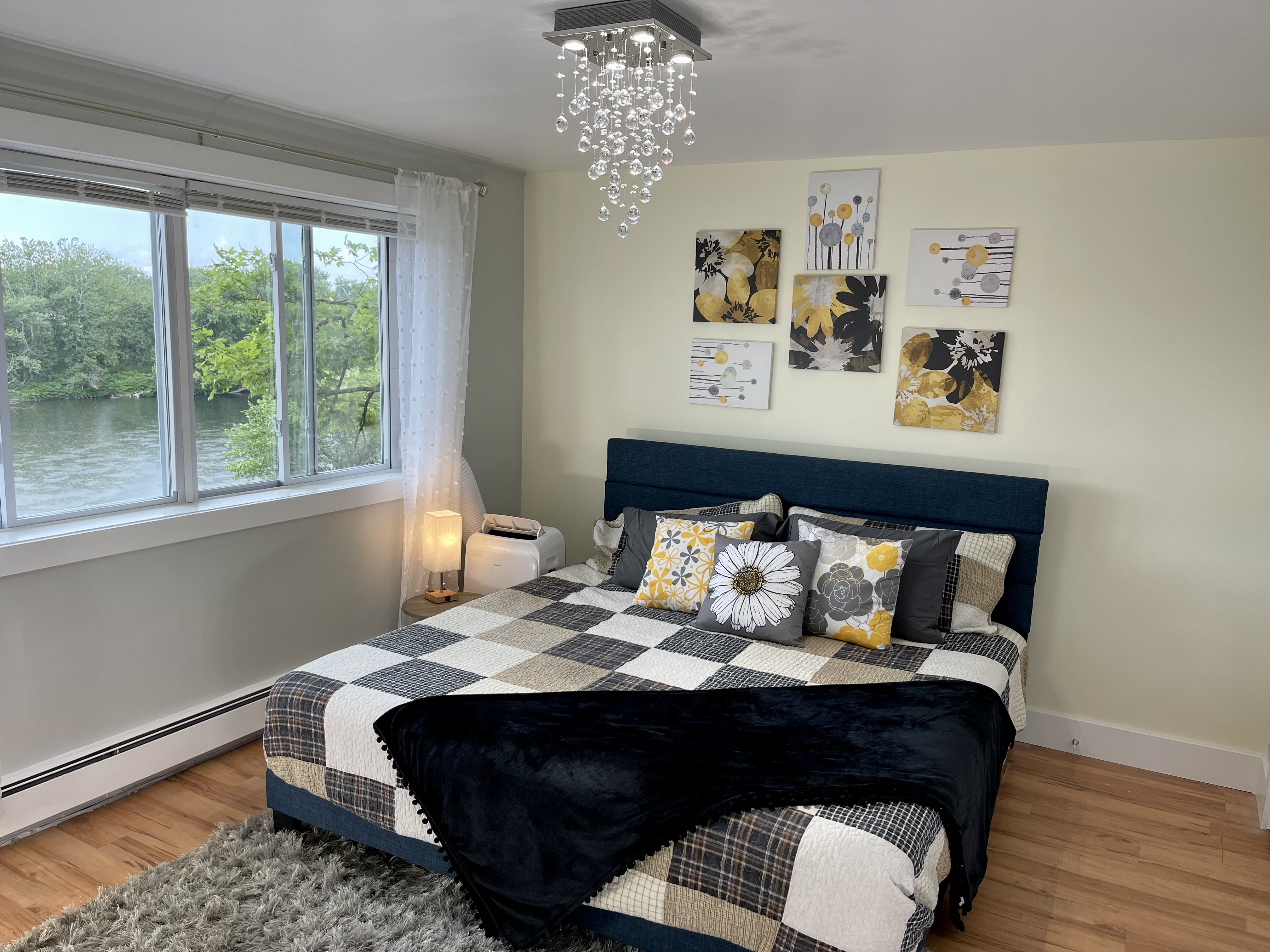 Central Location River View Free Laundry & Parking