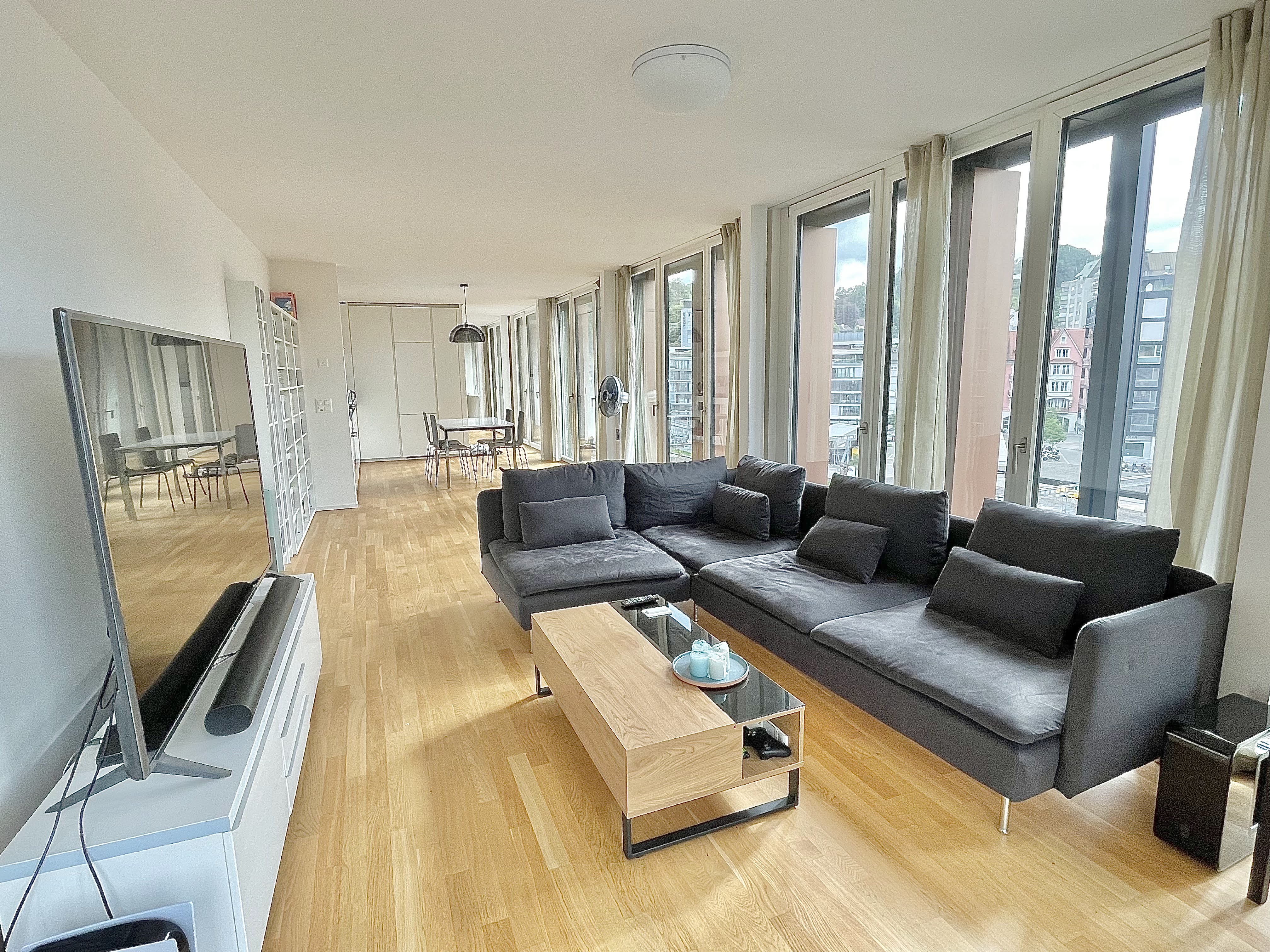 Located next to the station. Bright and spacious