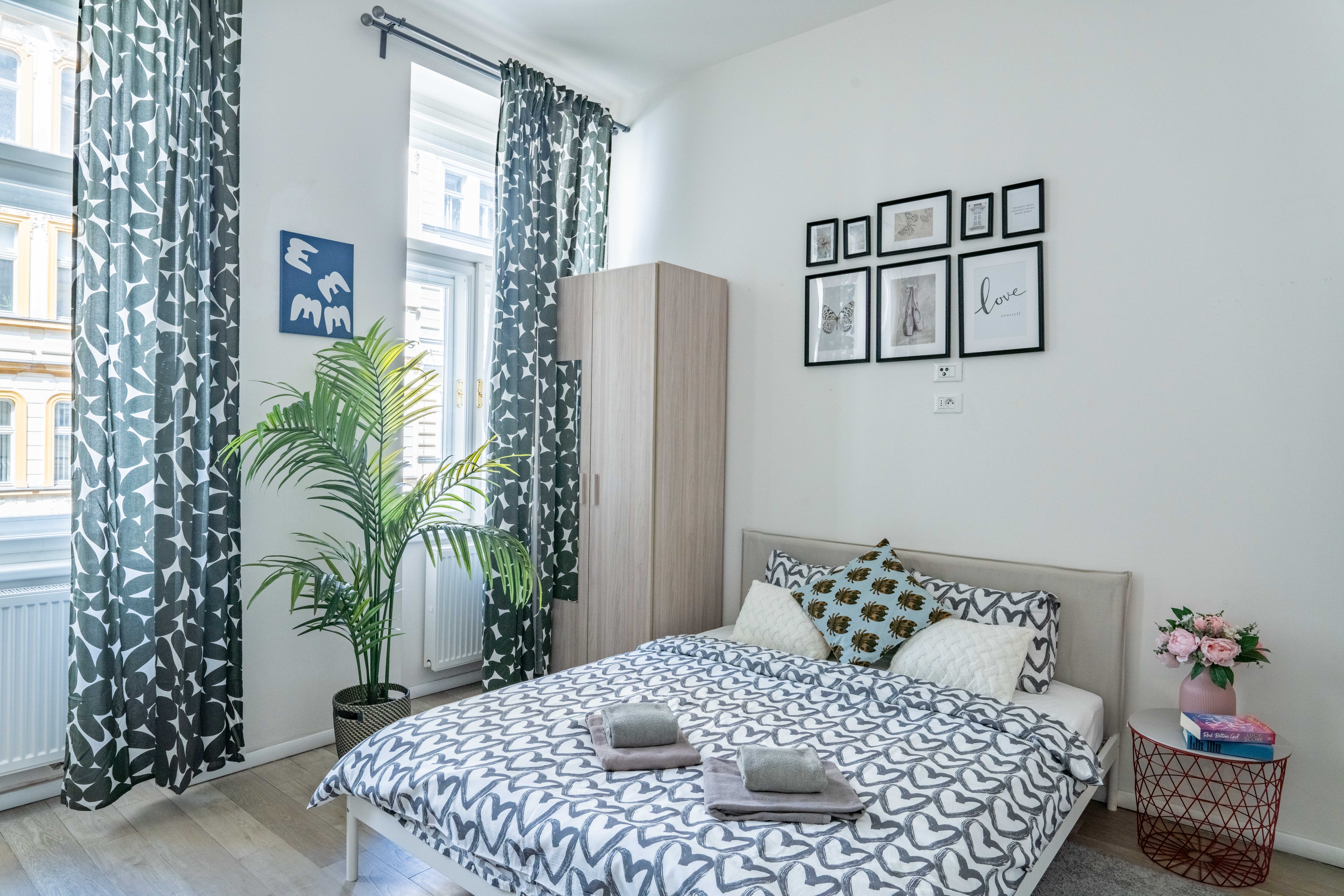 Romantic Getaway-Charming Central Aprt W/ Backyard