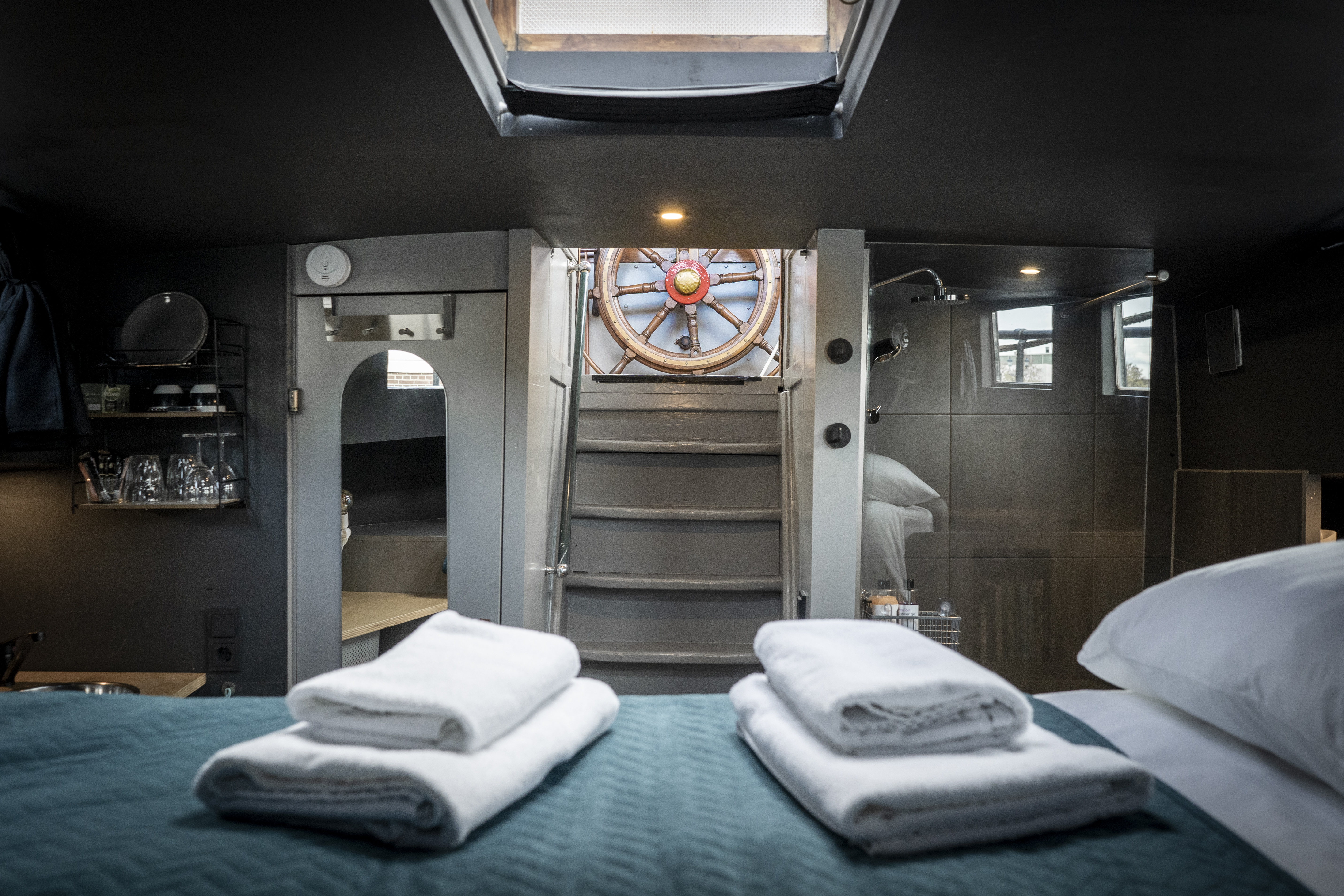 City Center - Romantic Room on Houseboat — Amsterdam stay