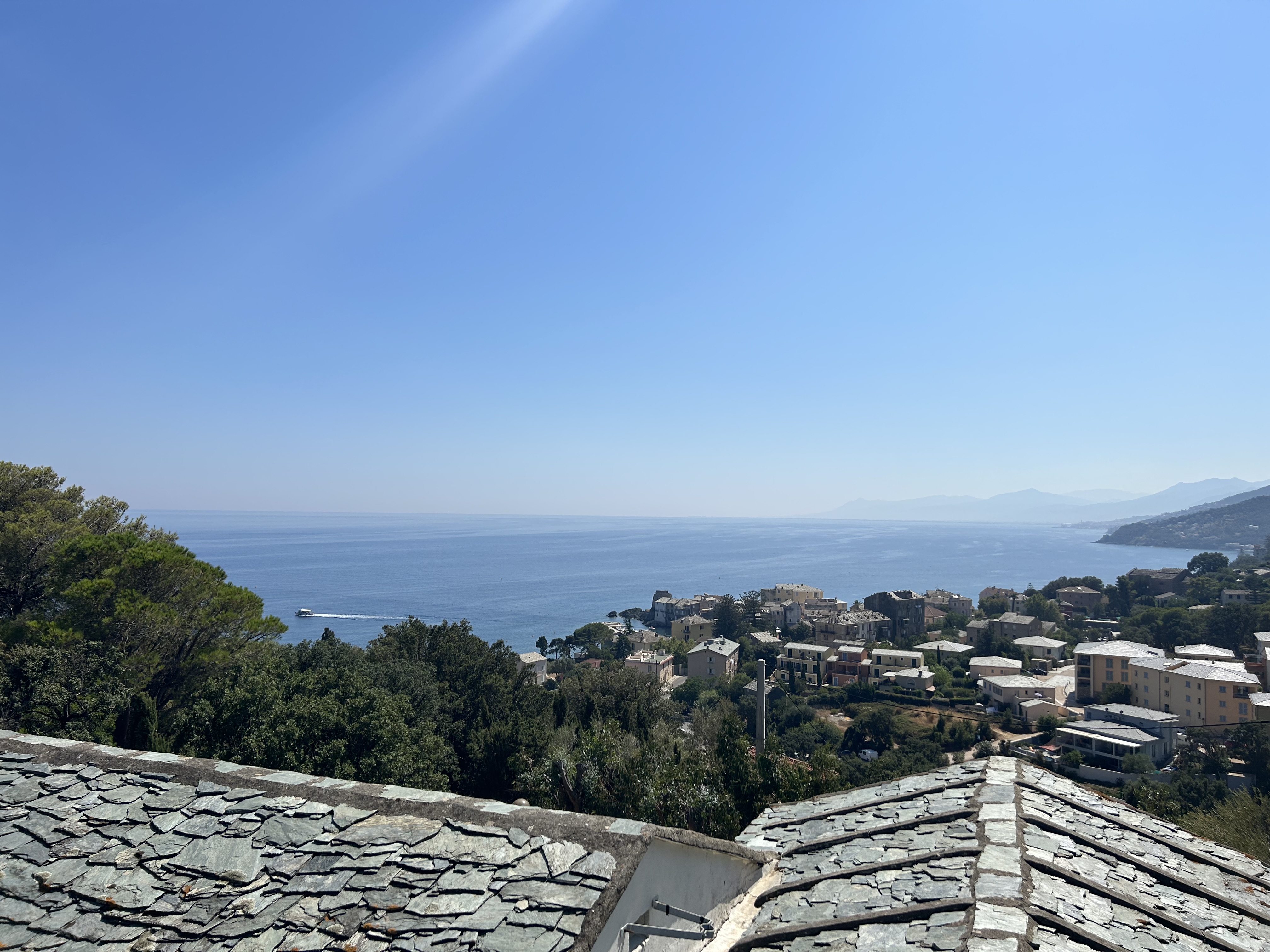 Exceptional view: house between the sea and the scrubland