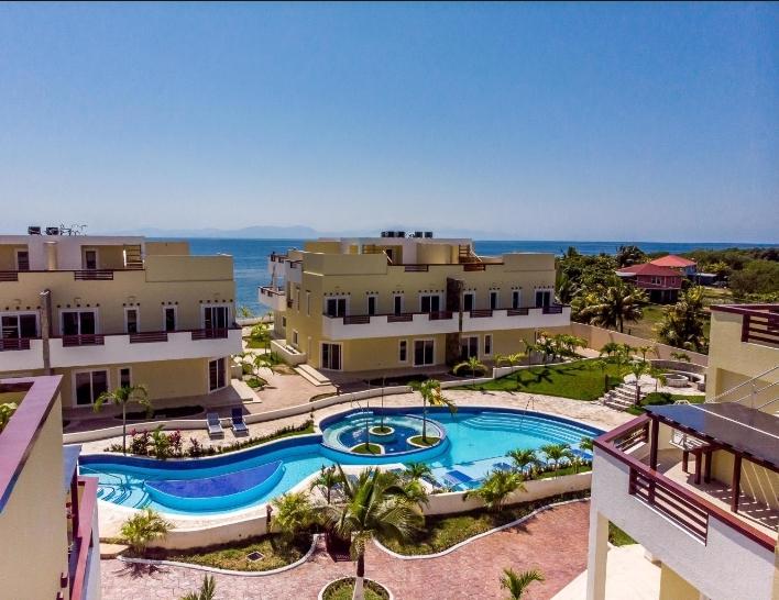 Front beach 3 rooms villa in Roatan
