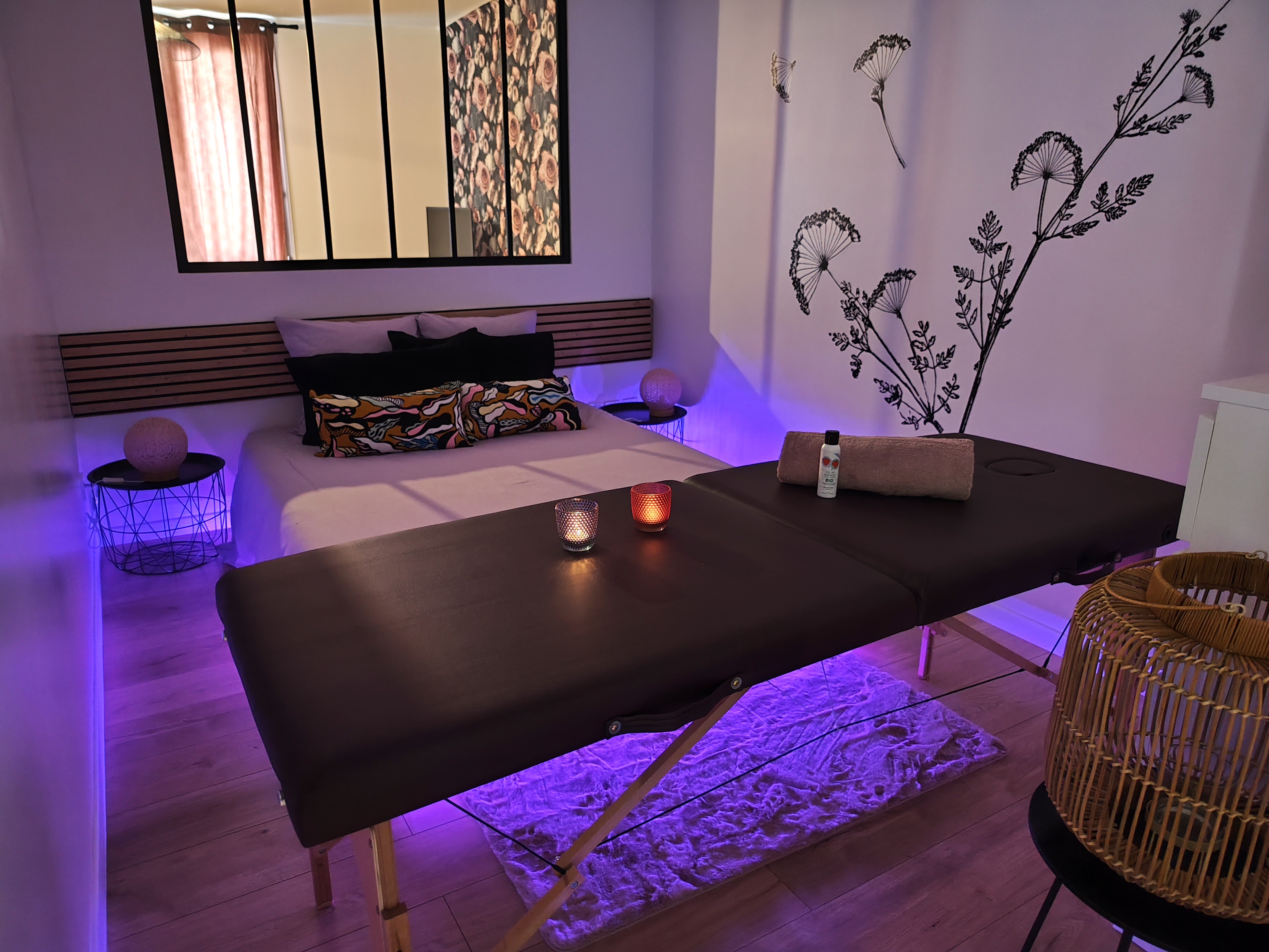 Unwind in this flat: massage table and more!