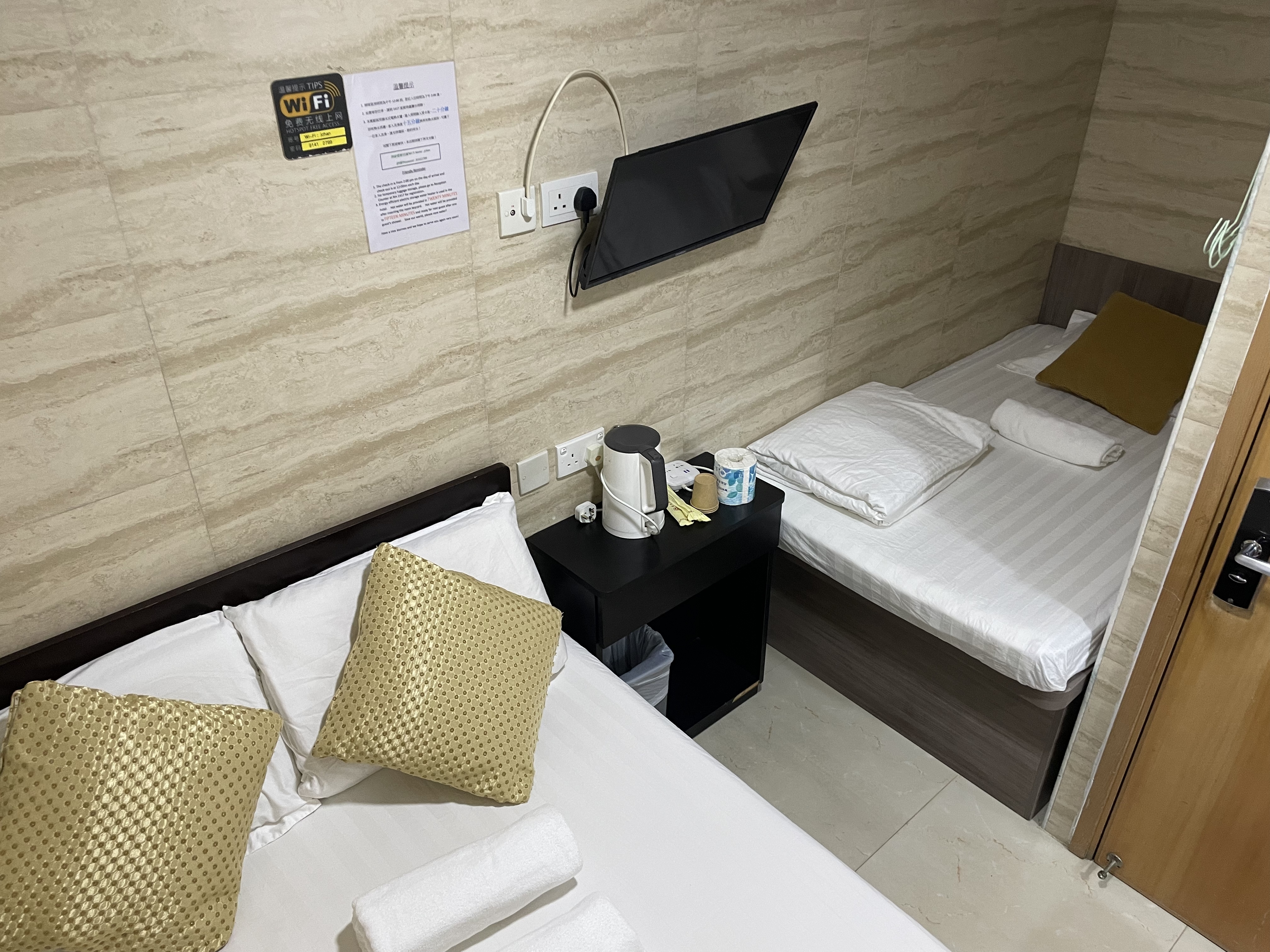Triple Room (3 Pax) Near MTR (Private Bathroom)