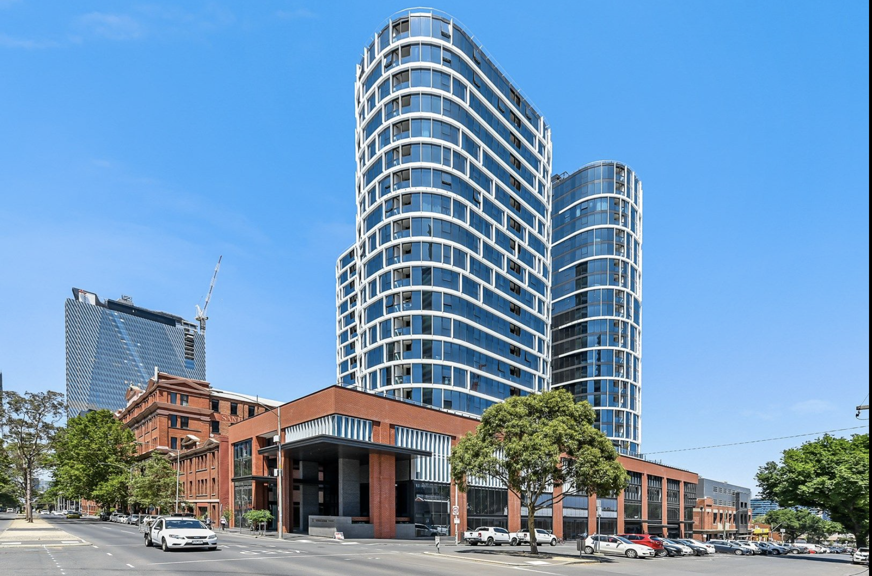 Great Travel Location (CBD, Skybus)