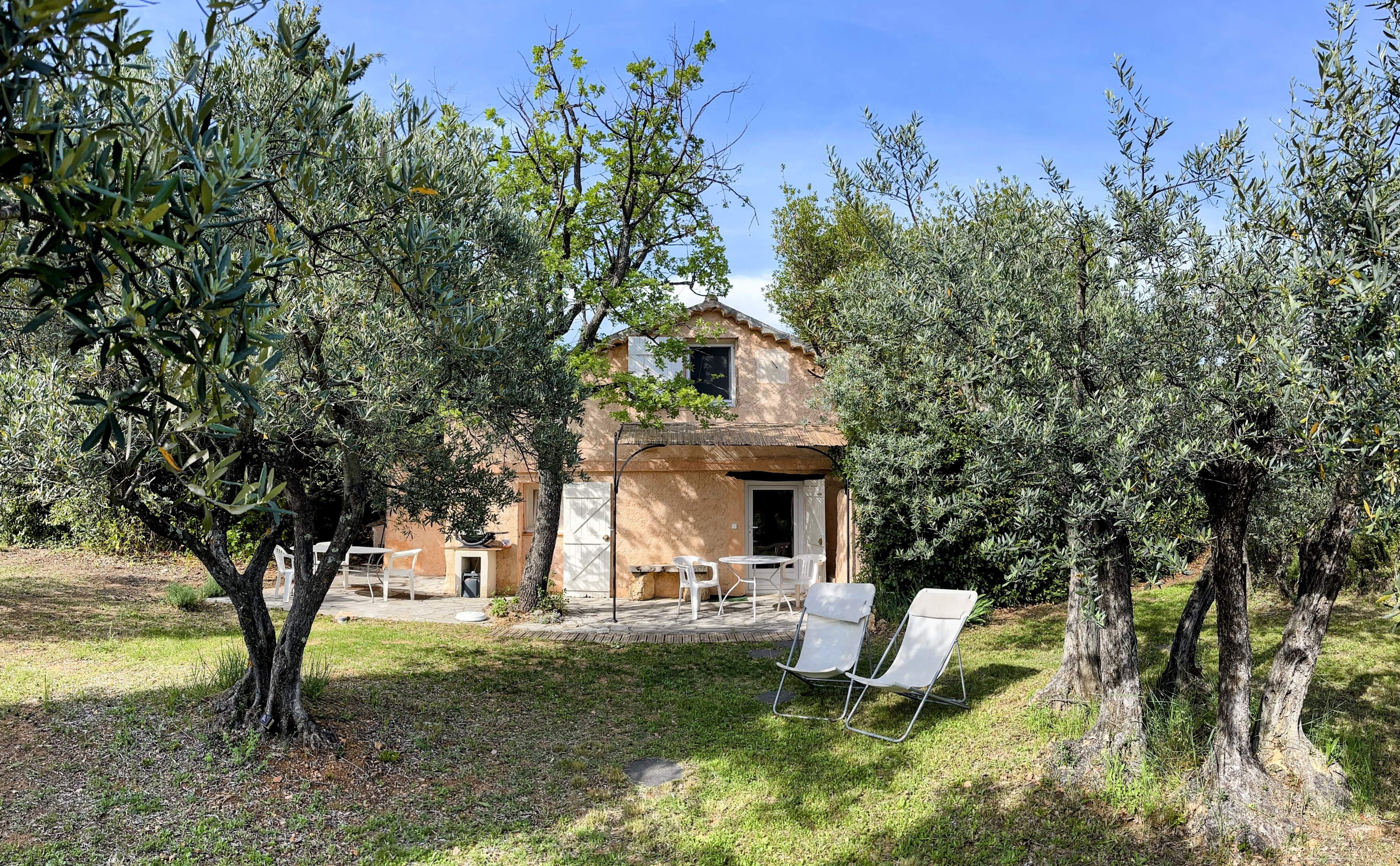 Maisonnette in the heart of the olive trees