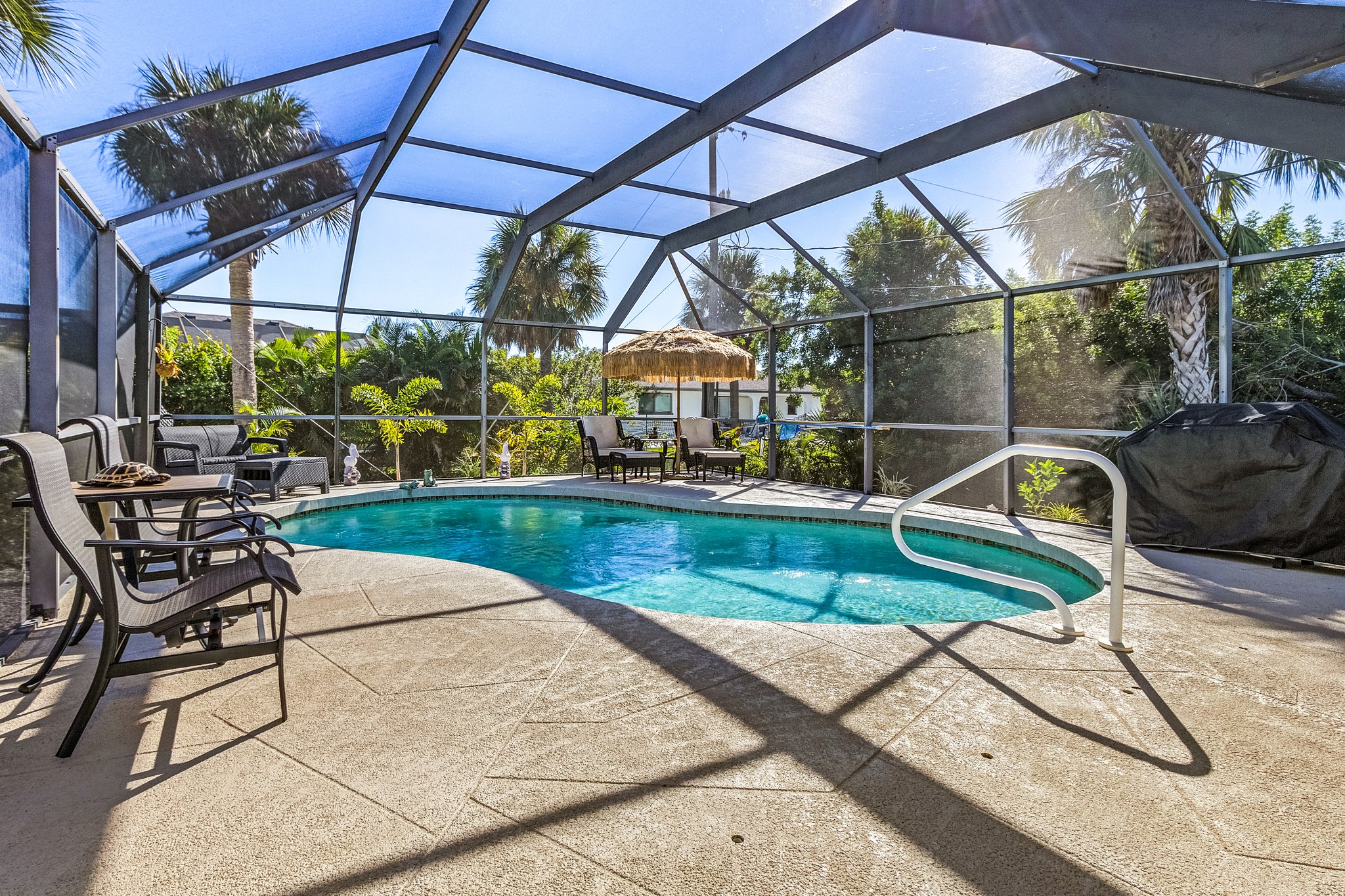 Tropical Poolside Paradise: Sleeps 6, Pet-Friendly