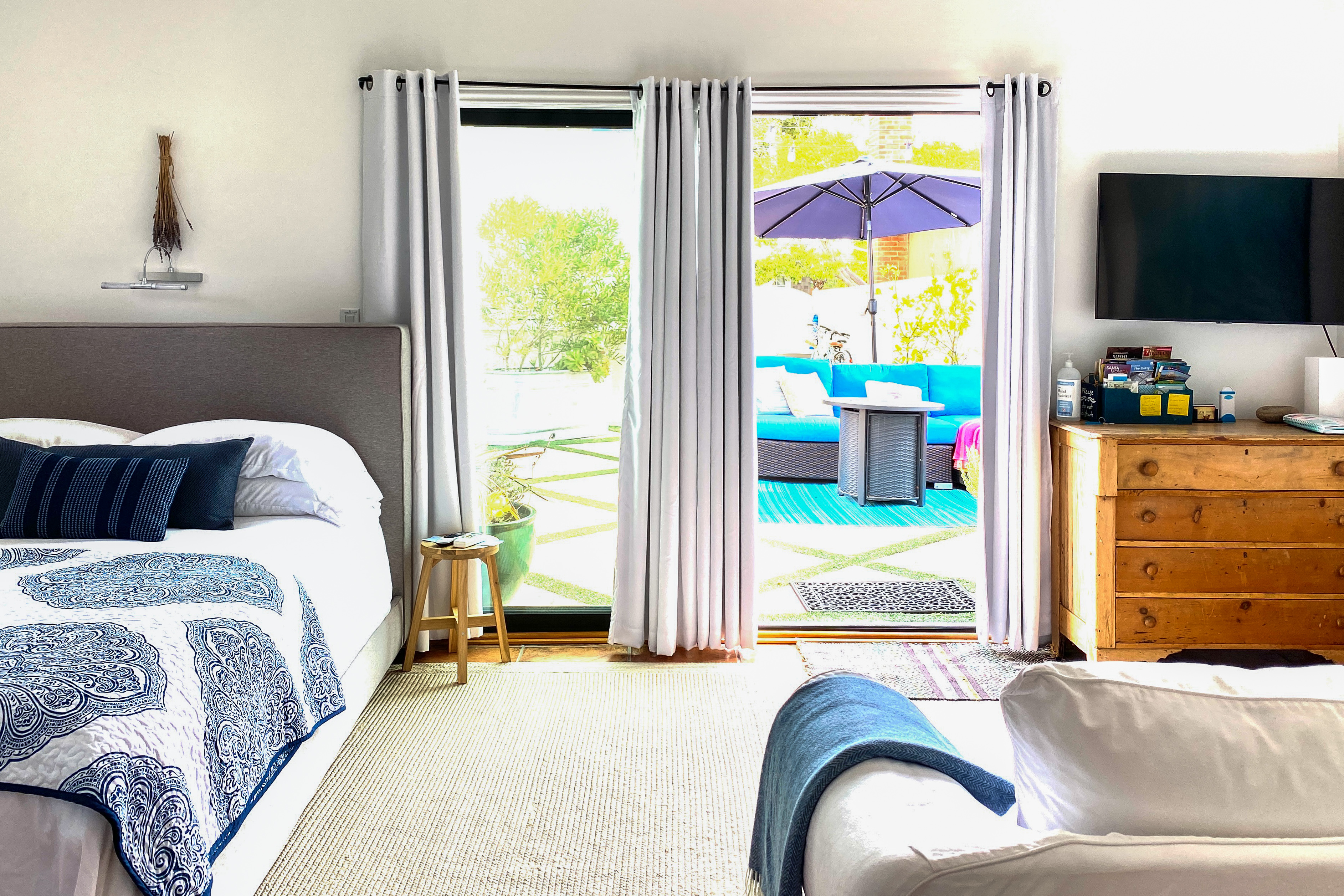 Charming Suite One Mile from Beach