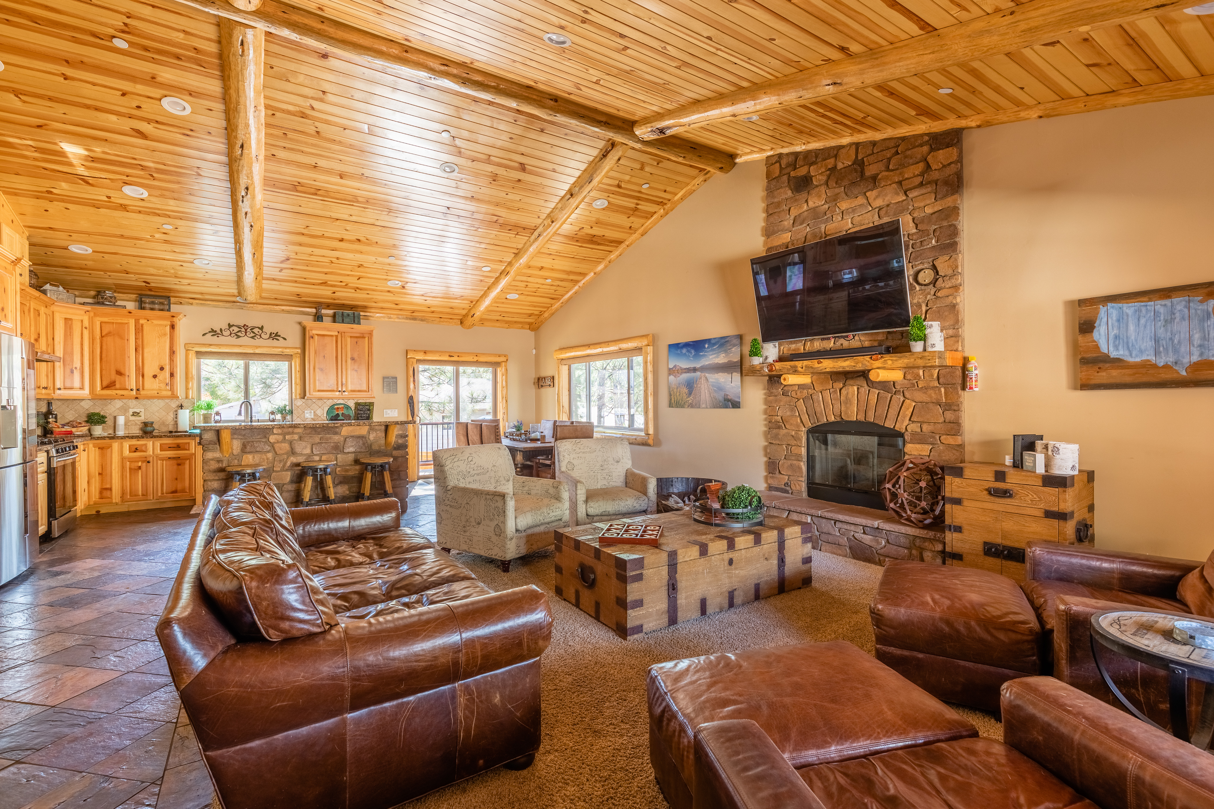 Eagle Point Landing—Rustic Yet Hi-Tech Single-Story Cabin
