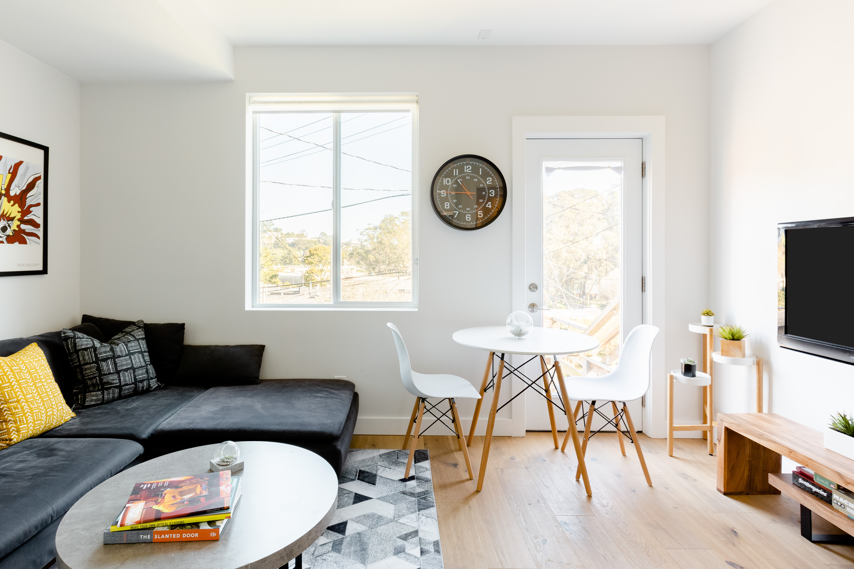Light-Filled One Bedroom Suite Close to Trails and Transits