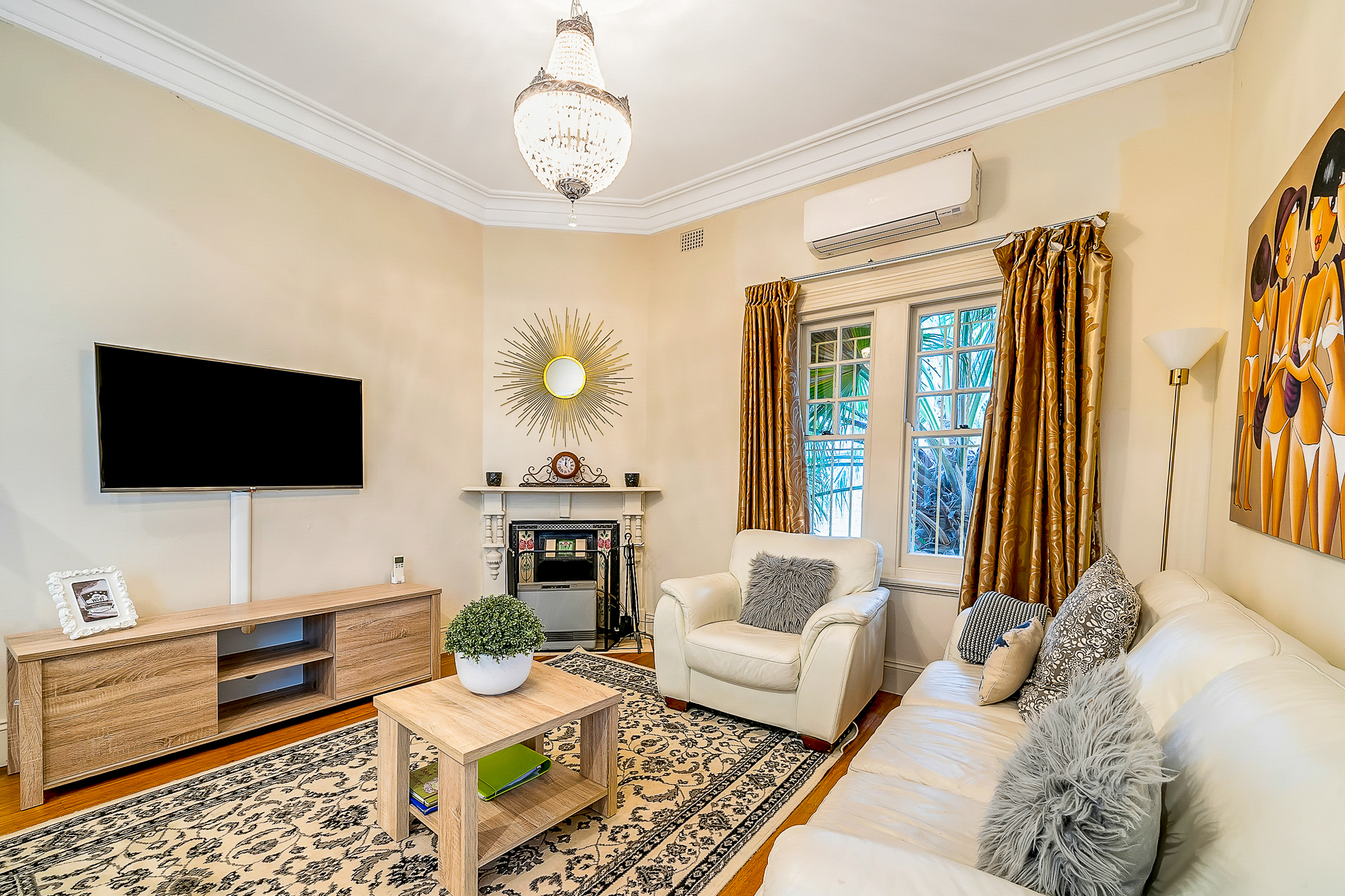 100 mtrs to Beach from Spacious Coogee Apartment