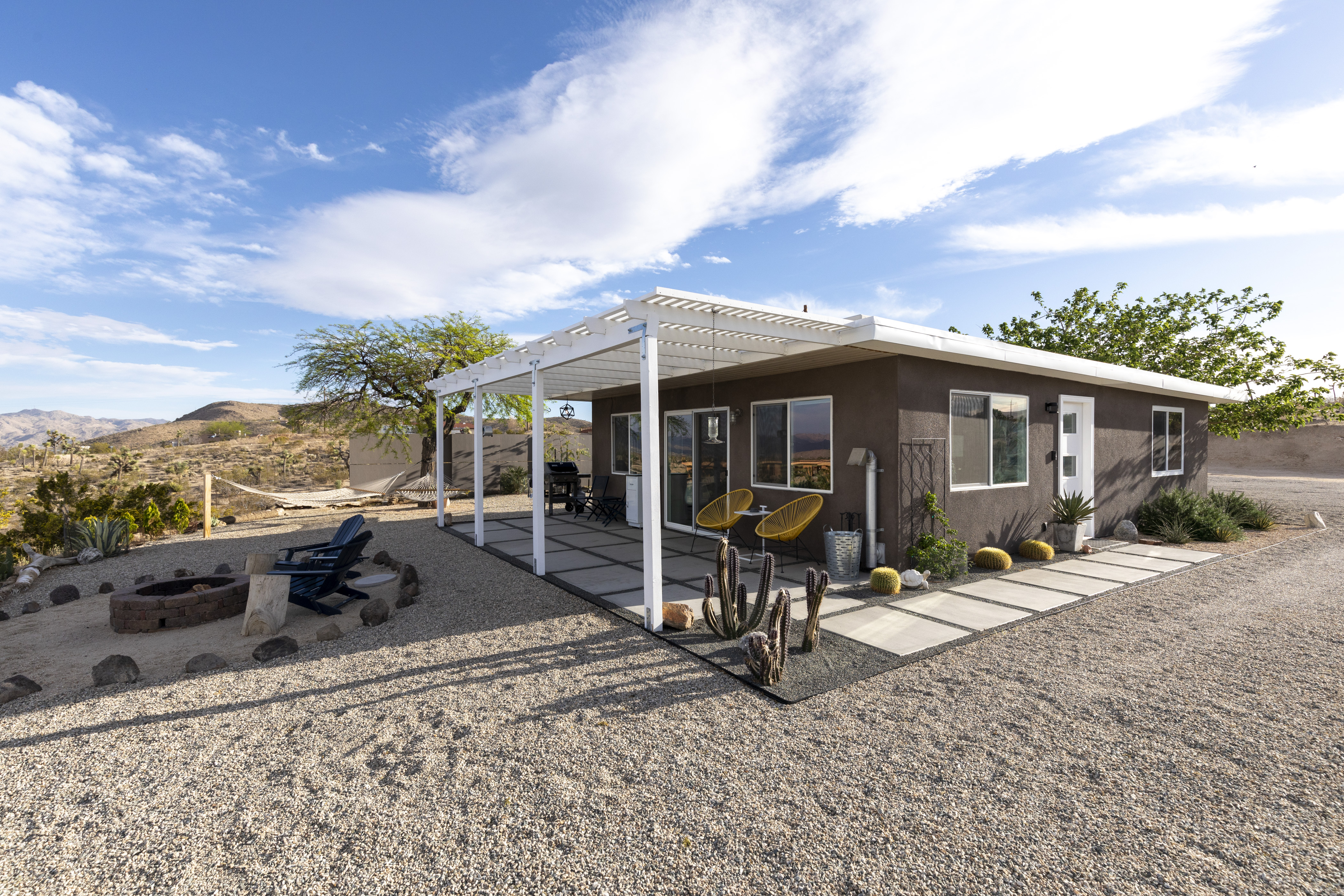 Hi Fi Home. 5 Acre Oasis w/Hot Tub, Views & Vinyl