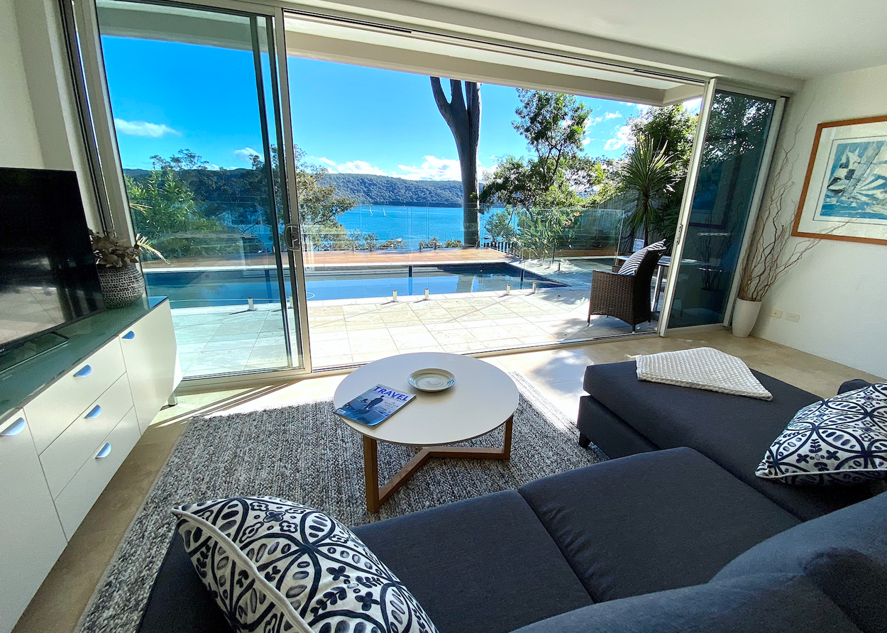 Private Luxury Apartment Sitting atop Pittwater