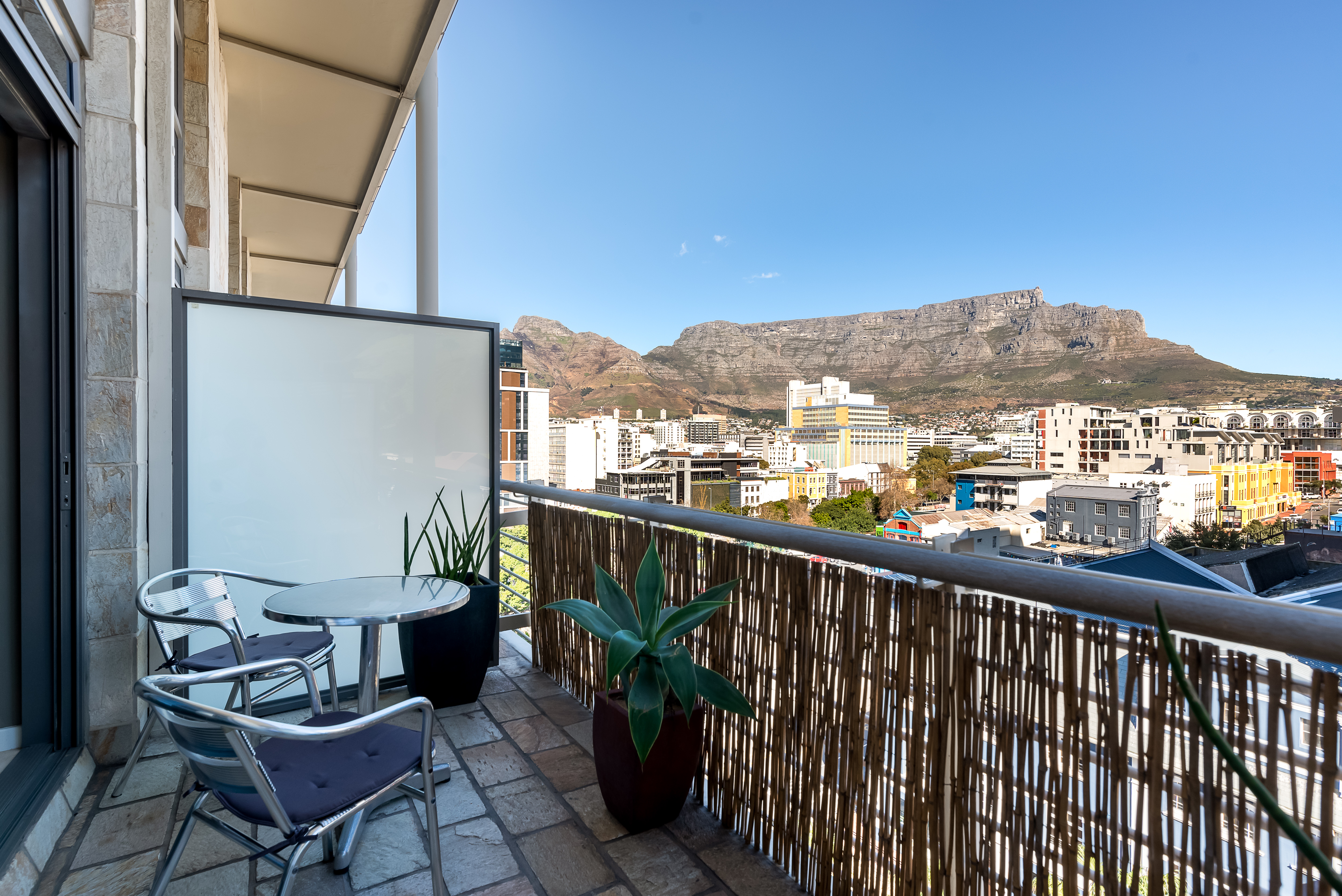 City Slicker Loft with 180° Table Mountain View