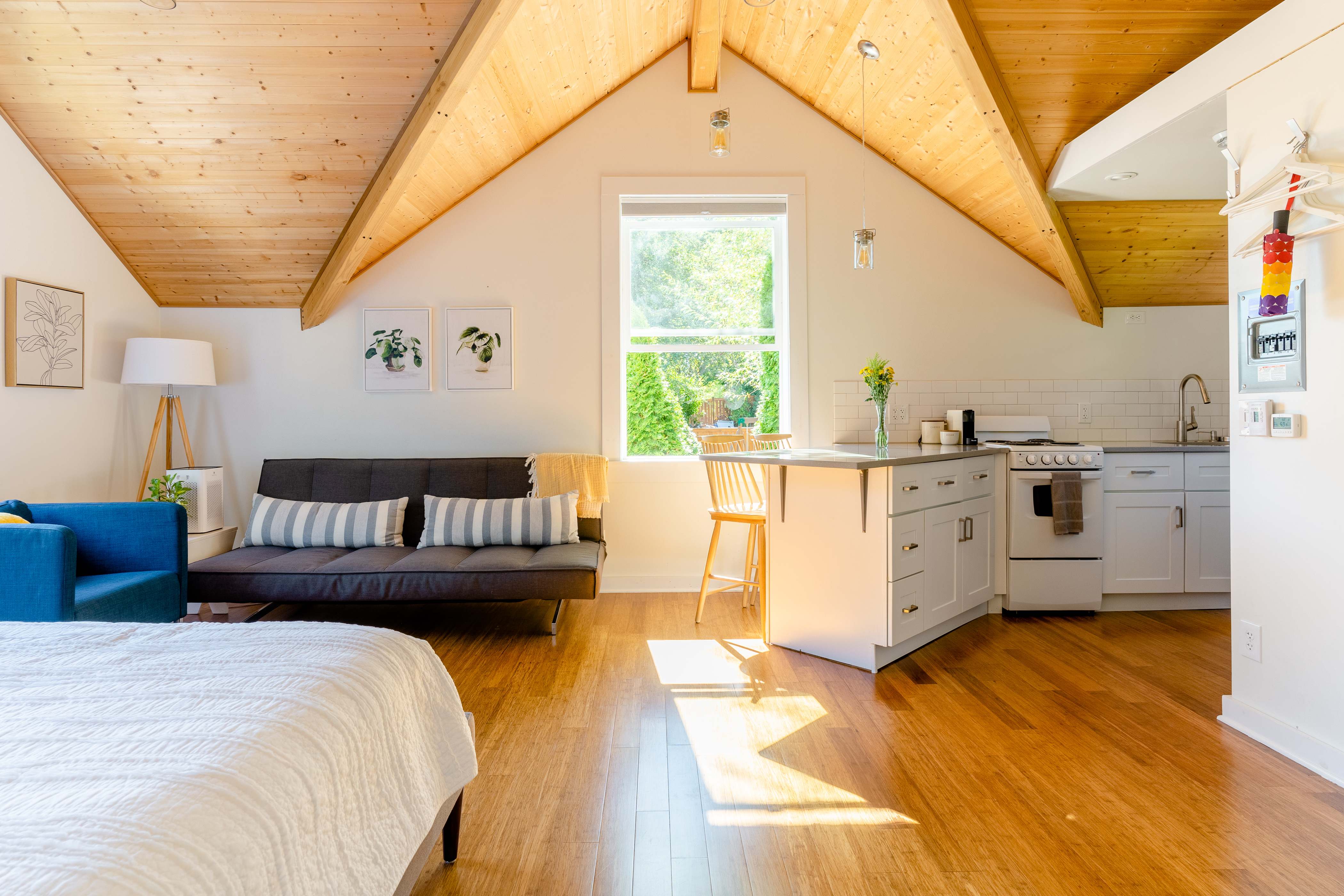 Backyard Cottage Retreat: Private, Cozy, Walkable