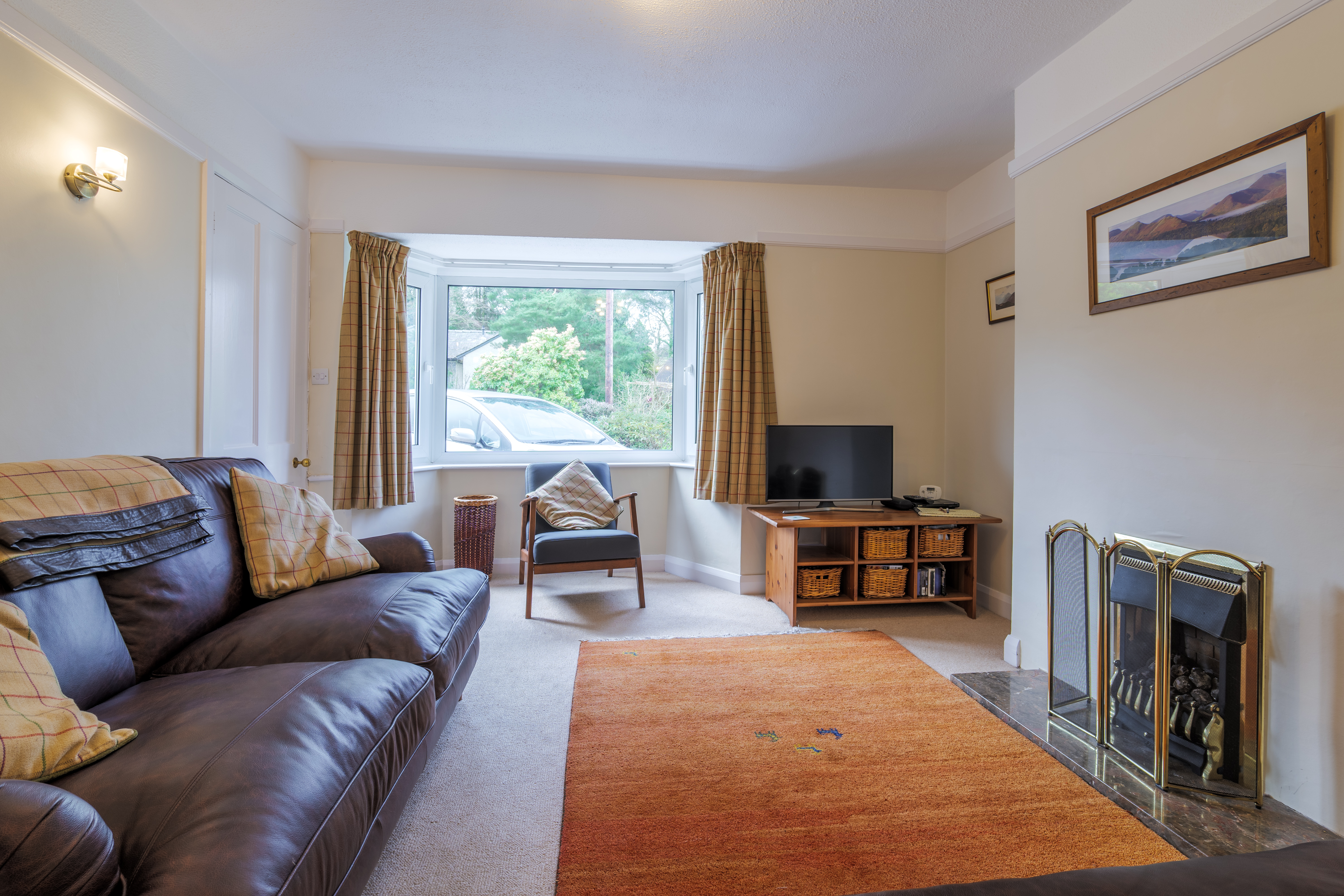 Comfortable 2 bed house with garden and parking