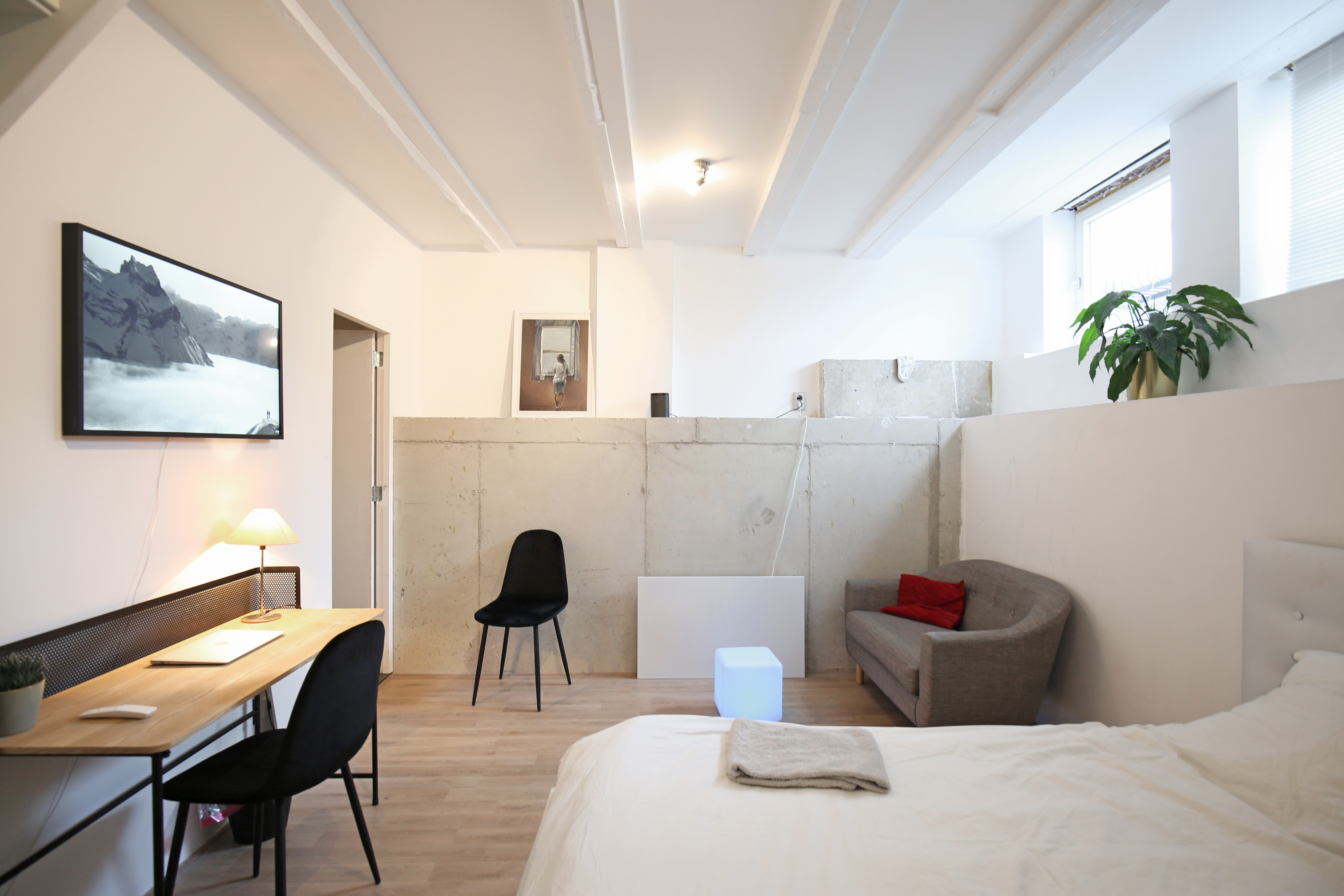 Modern guesthouse at canal near center — Amsterdam stay