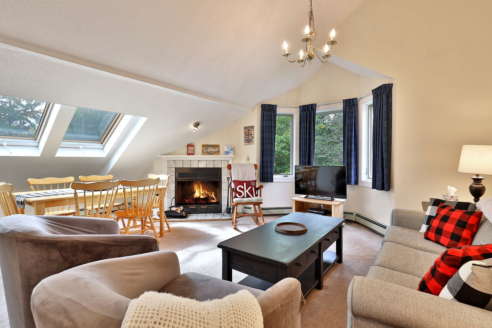 Cozy 2BR/1BA Pico Family Condo. Ski on/off. E306