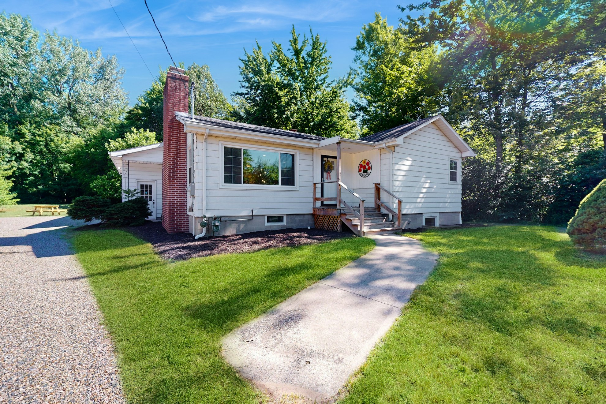 4BR on 9.5 acres with pool & 2 fireplaces